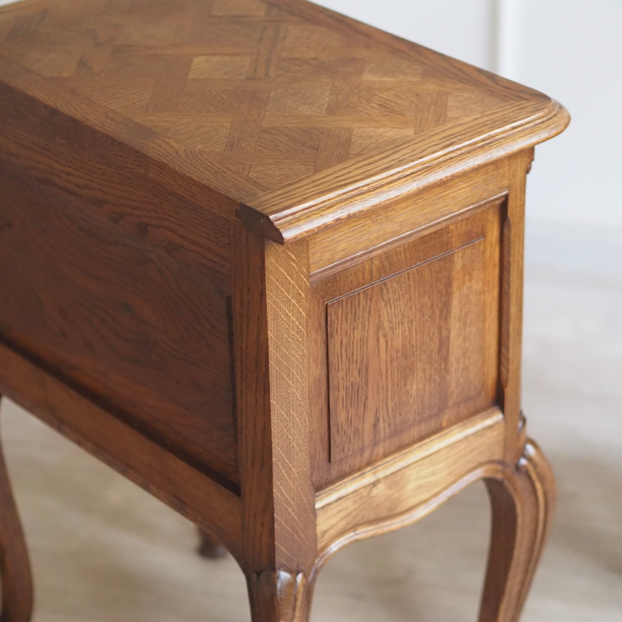 EPOCHE 1920 - Französische Vintage Nachttische - Nachtschrank Set mit Fischgrätmuster