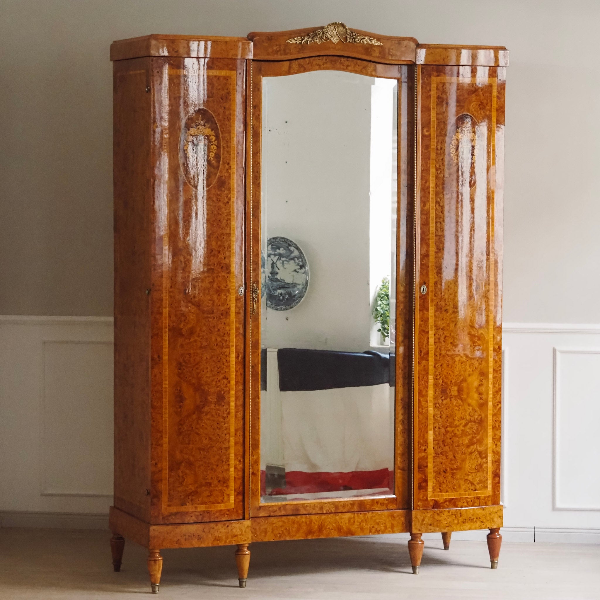 Französischer Kleiderschrank mit Wurzelholz und Intarsien - Großer Spiegel, um 1880–1900