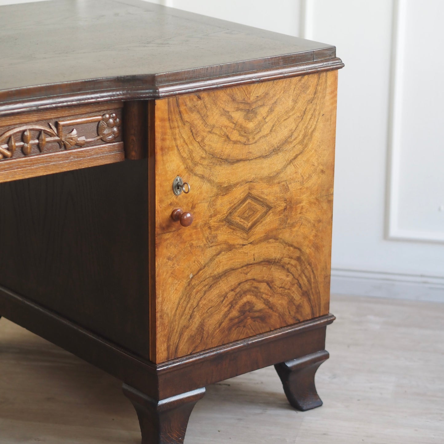 EPOCHE 1920 - Großer Art-Déco-Schreibtisch mit Nussbaumwurzel-Furnier