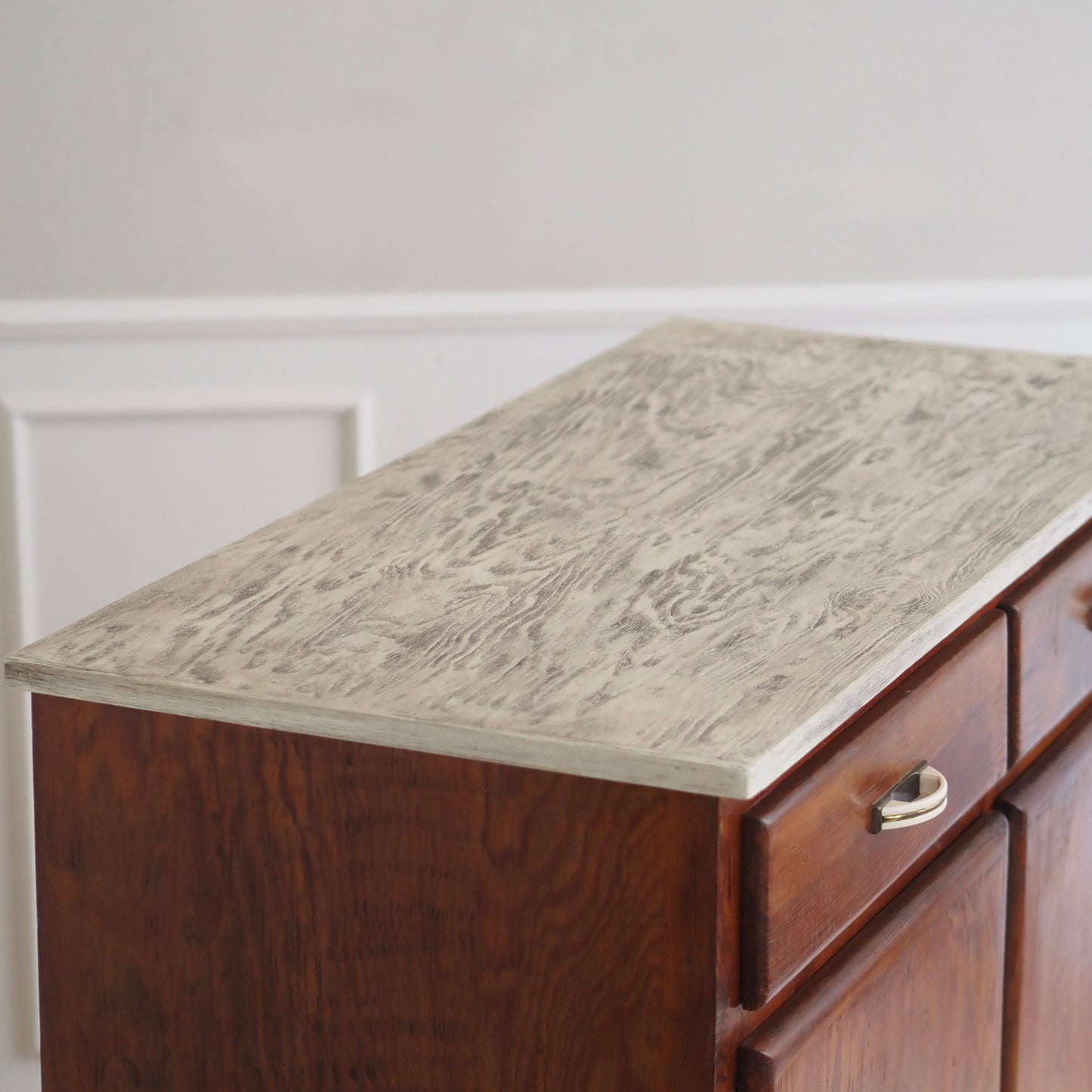 EPOCHE 1930 - Vintage Kommode / Küchenbuffet mit Glasdetails