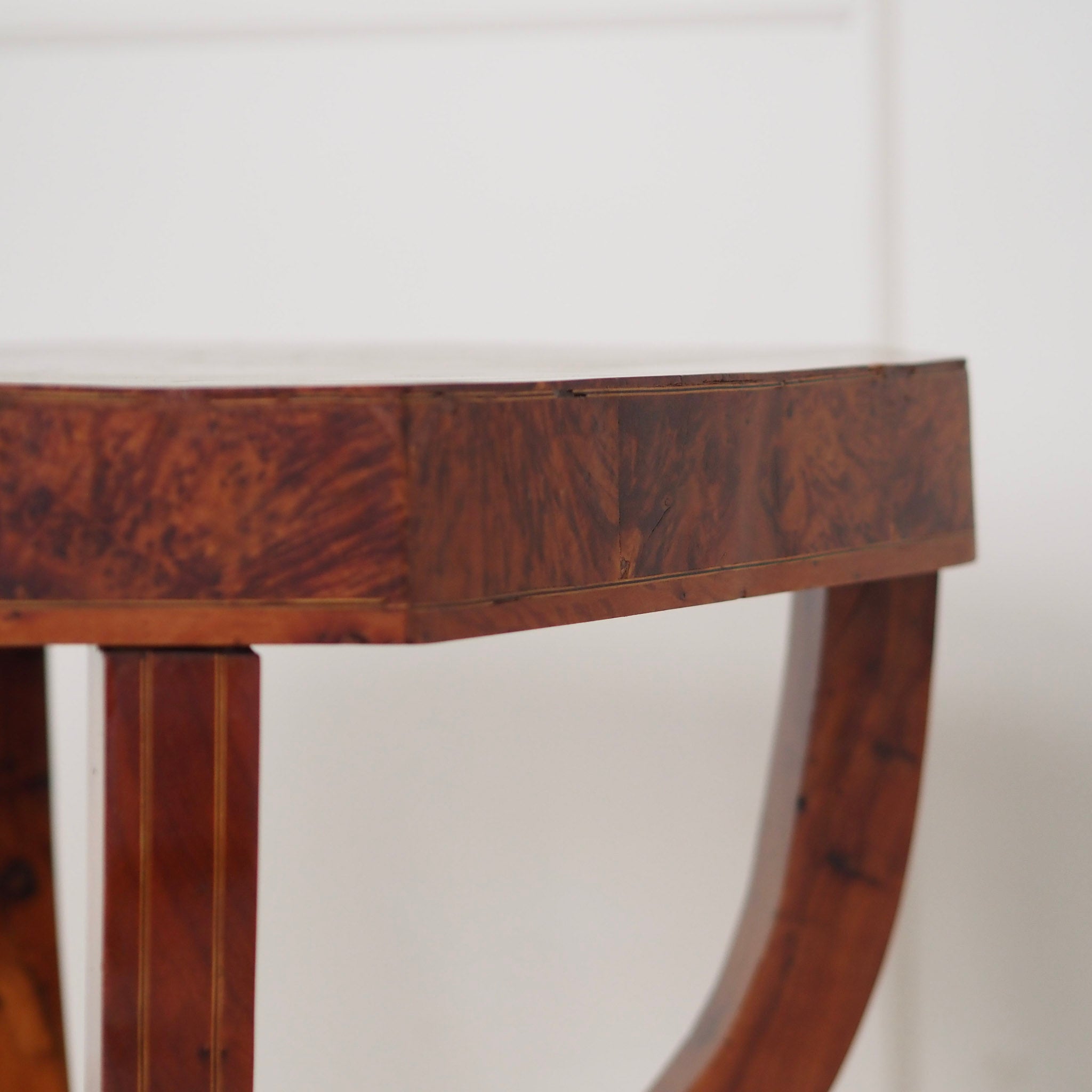 EPOCHE 1920 - Art Déco Beistelltisch mit Sternintarsie aus Frankreich