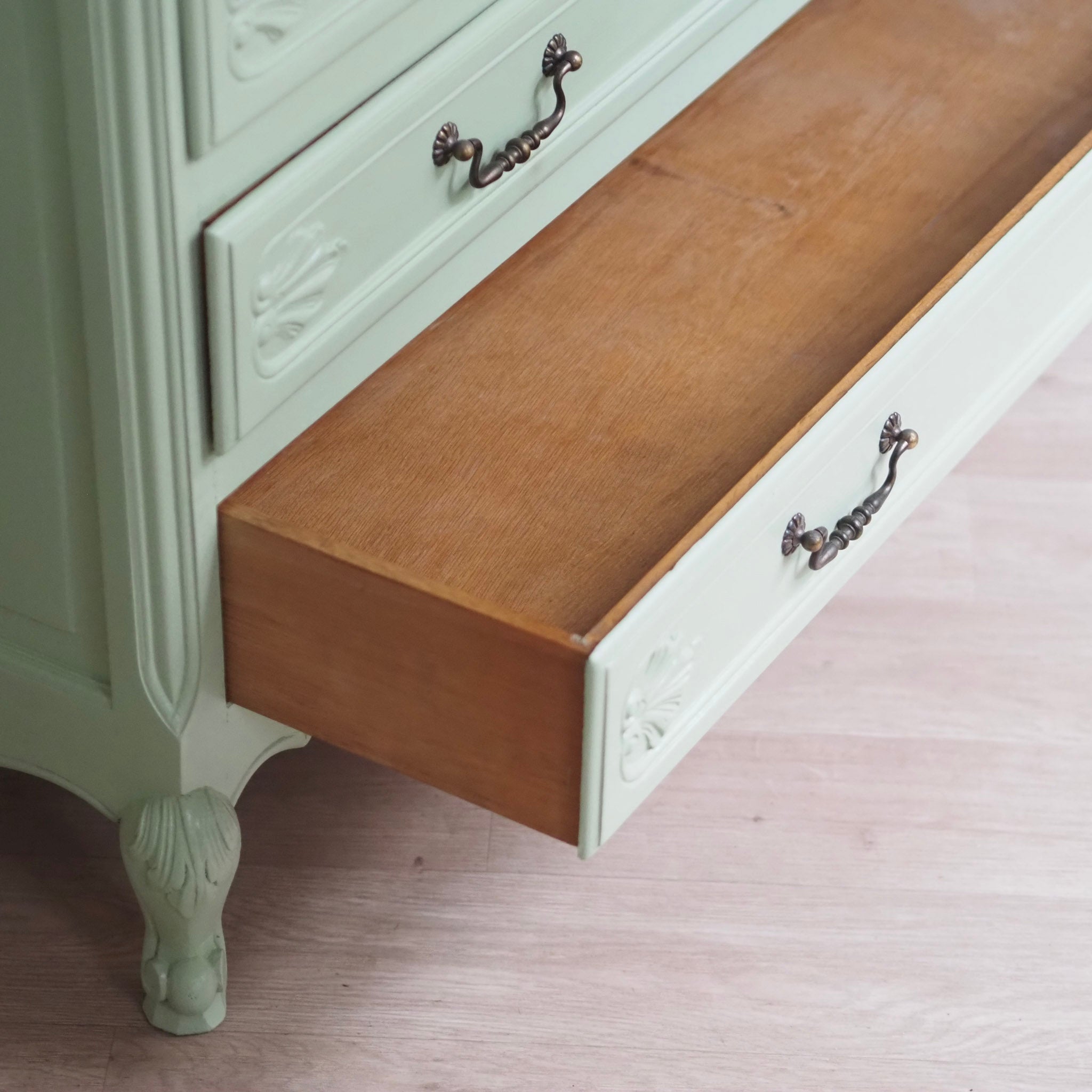 EPOCHE 1920 - Französische Landhaus Kommode patiniert in mintgrün - Louis XV Stil