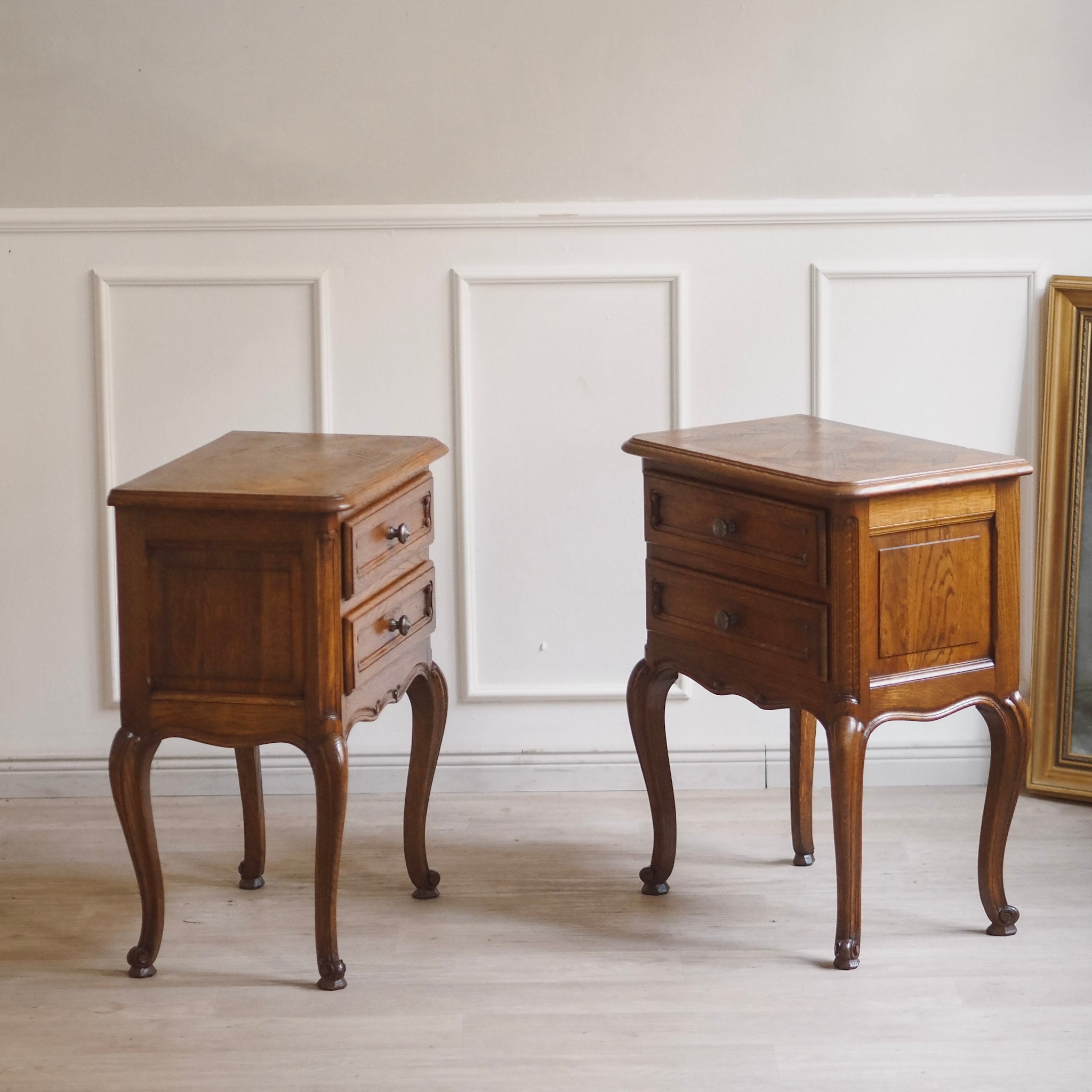 EPOCHE 1920 - Französische Vintage Nachttische - Nachtschrank Set mit Fischgrätmuster