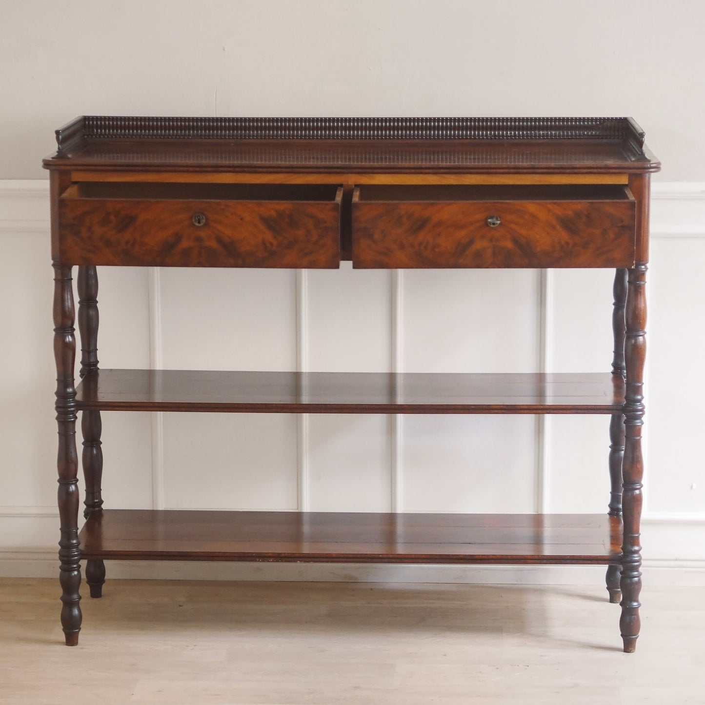 EPOCHE 1890 - Französicher Mahagoni Konsolentisch Etagere