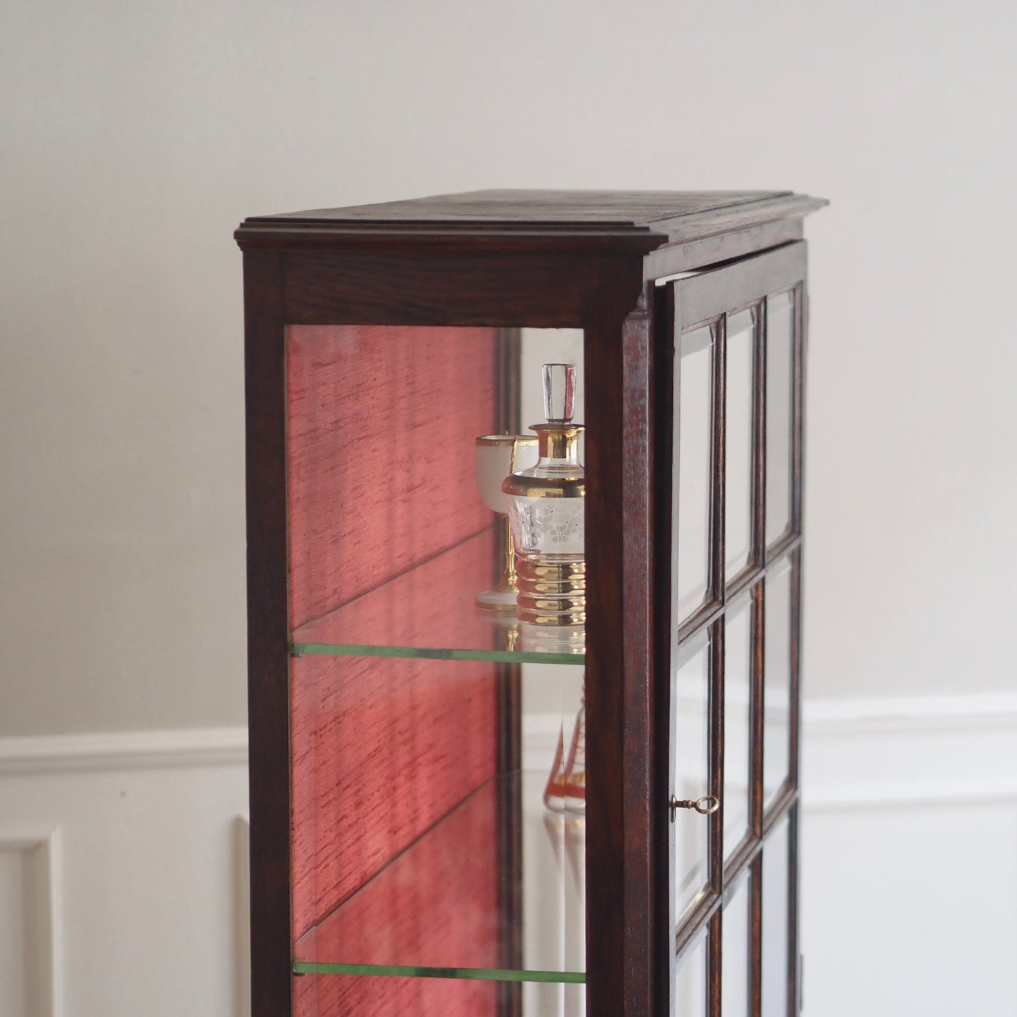 EPOCHE 1900 - Antike Glasvitrine mit Schubladen und rotem Stoff