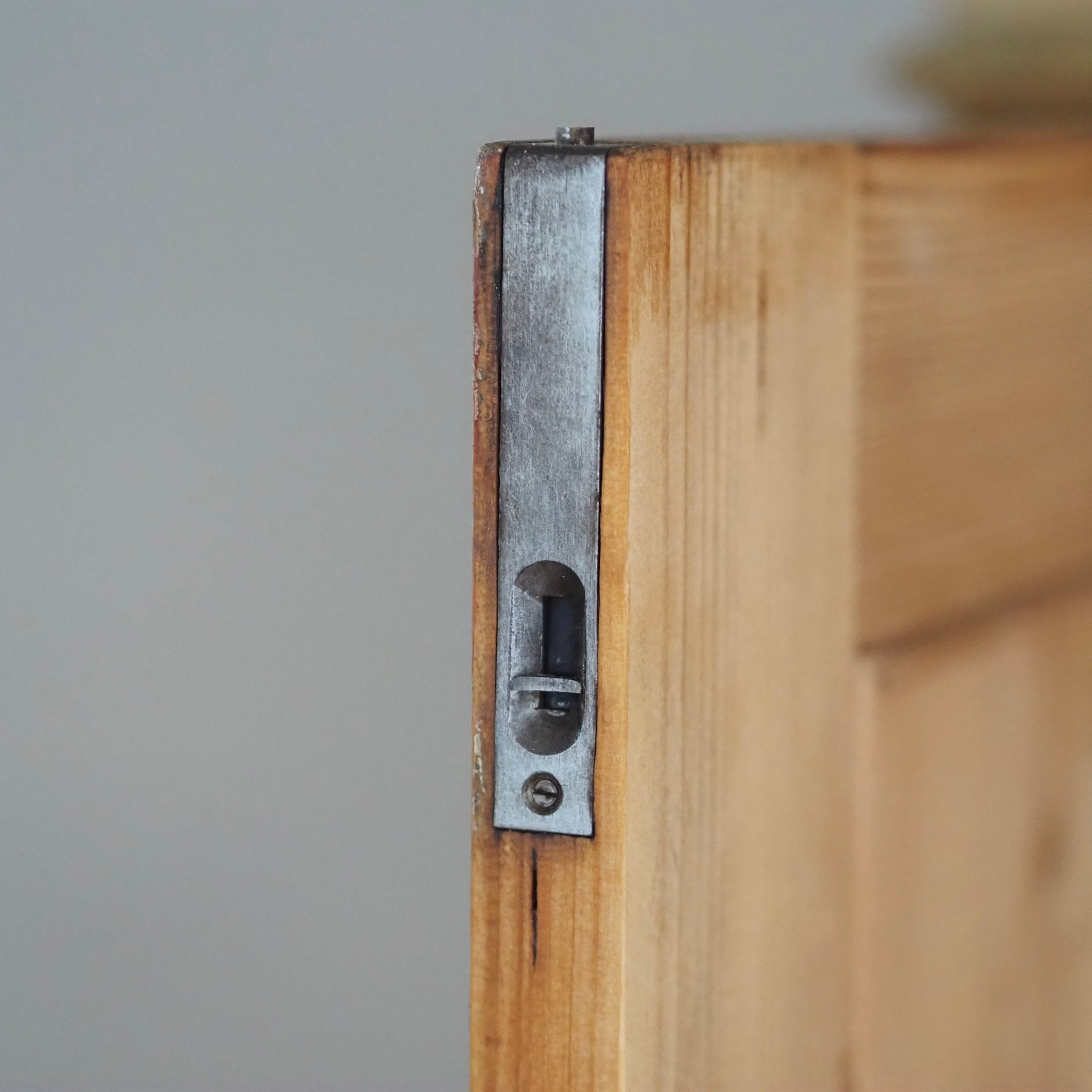 EPOCHE 1900 - Zweitüriger Kleider- Garderobenschrank mit Bierlasur um 1900