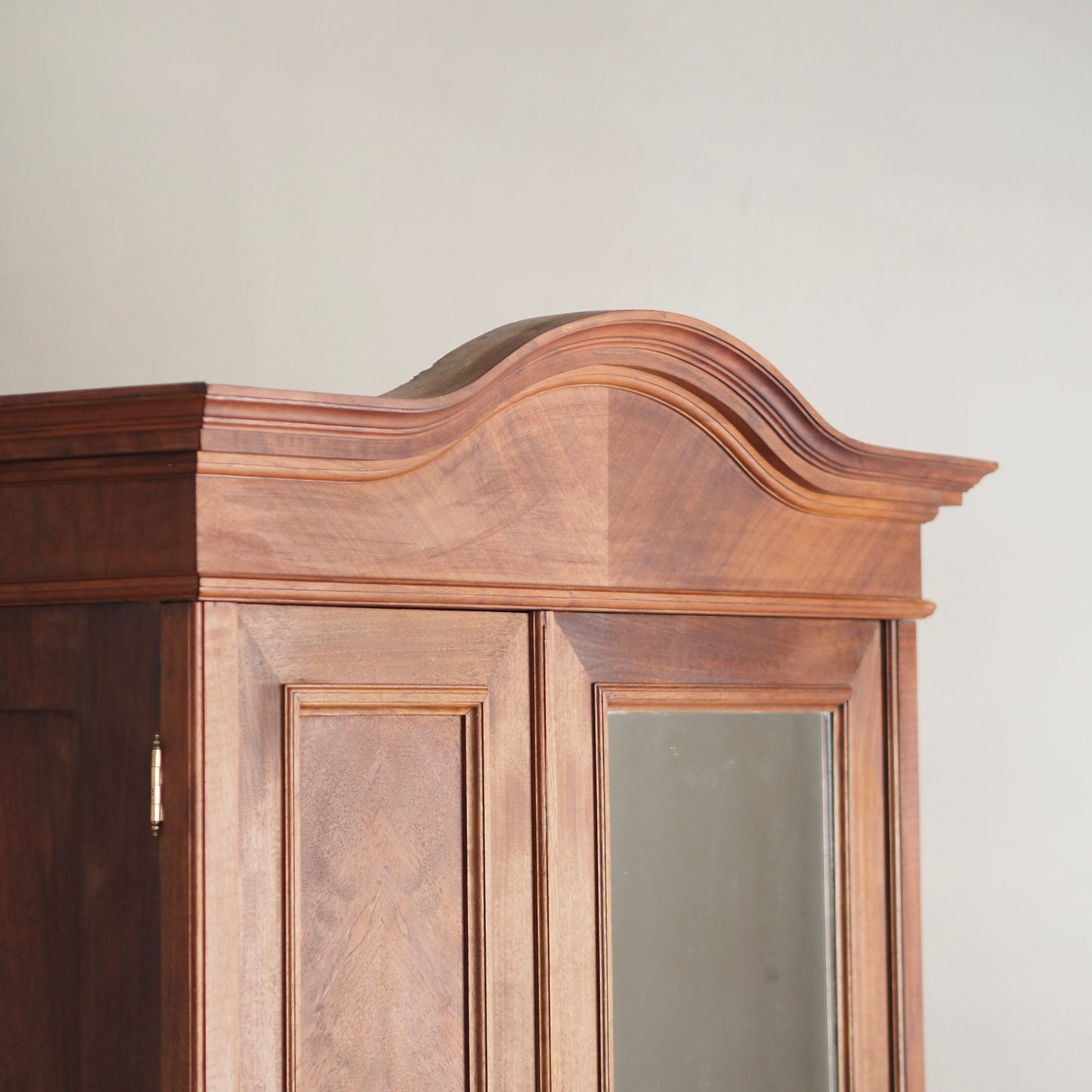 EPOCHE 1900 - Antiker Garderoben- Kleiderschrank mit Spiegel, Mahagoni
