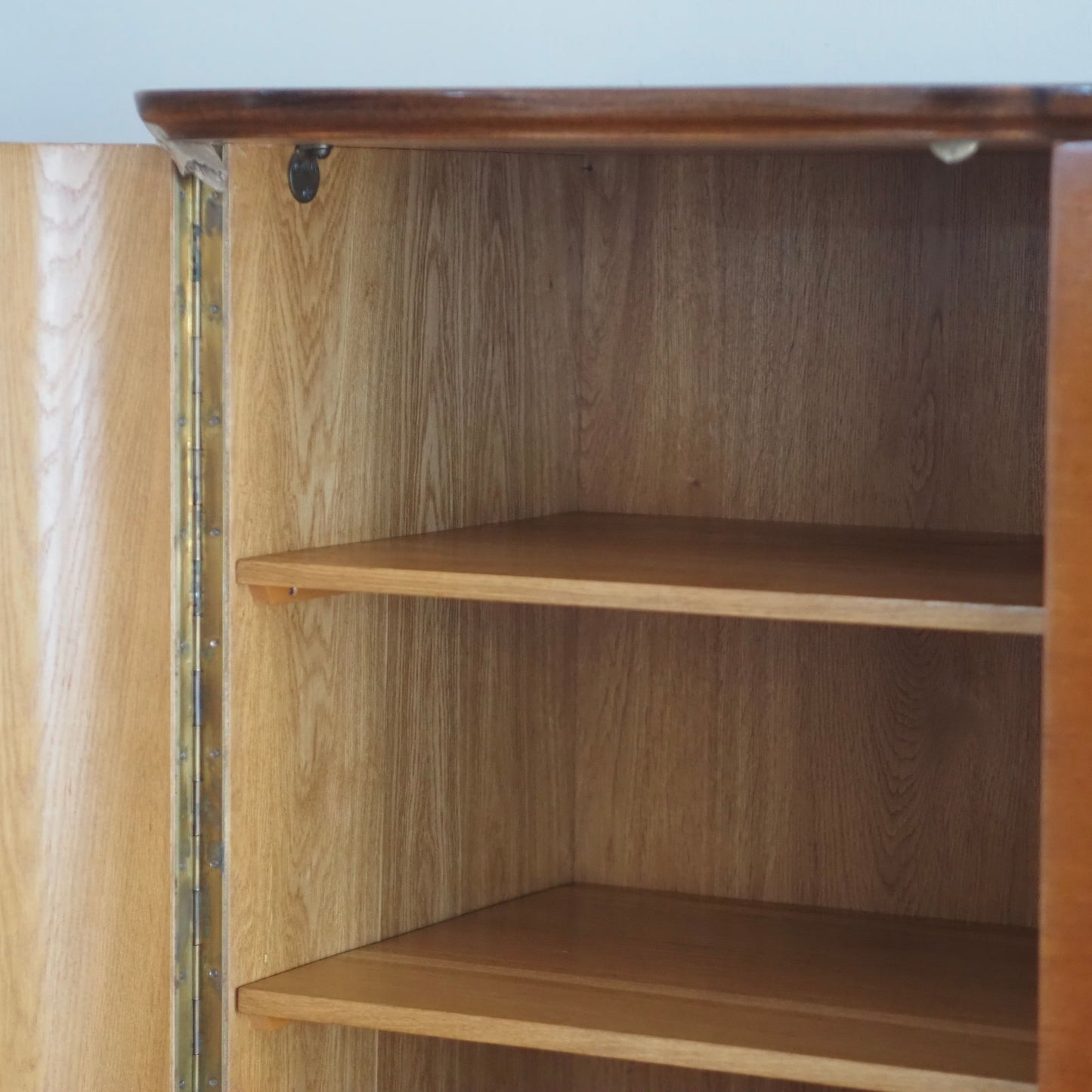 EPOCHE 1950 - Großer Mid Century Kleiderschrank 3-türig sanft geschwungen