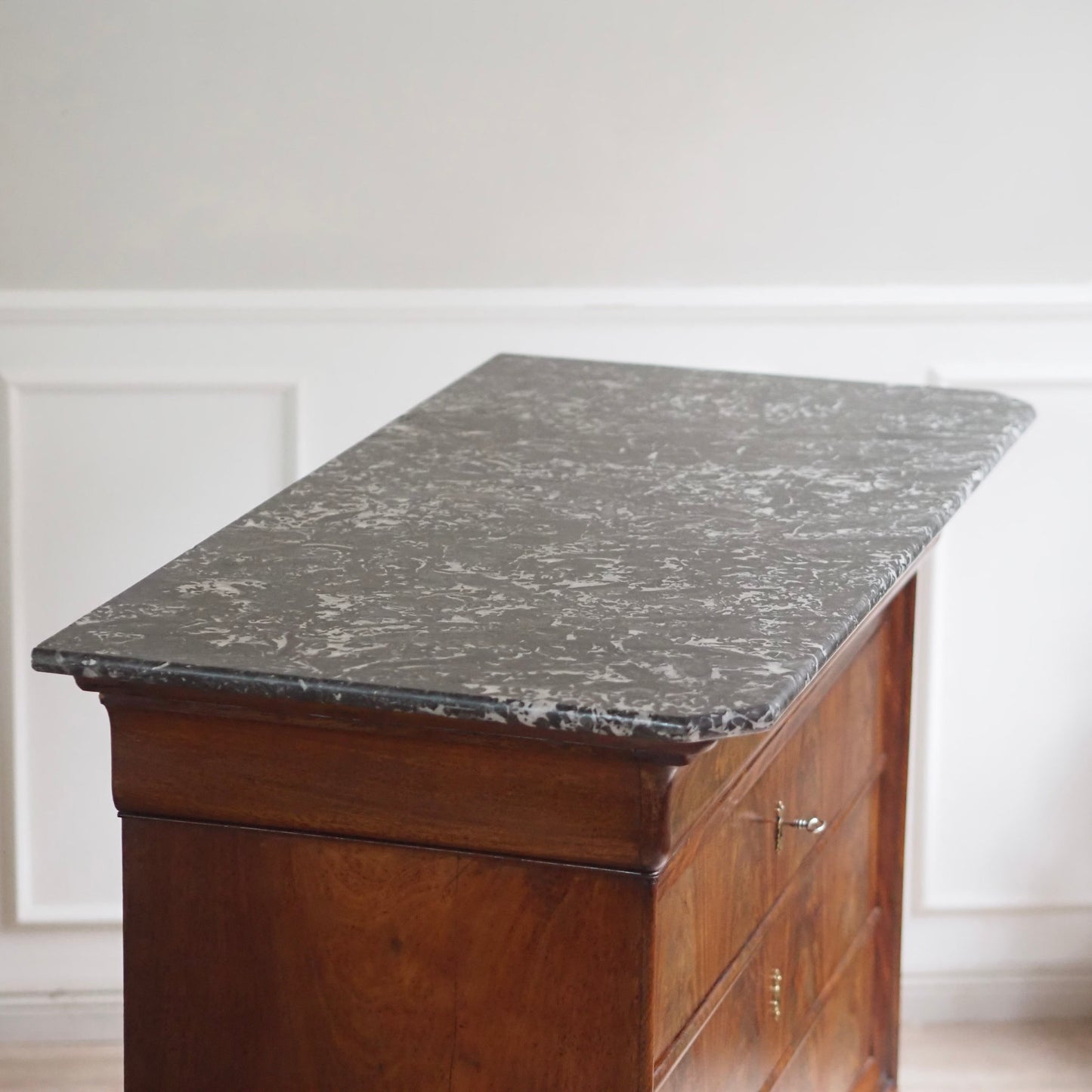 EPOCHE 1850 - Französische Kommode mit schwarzem Marmor - Louis-Philippe, Mahagoni