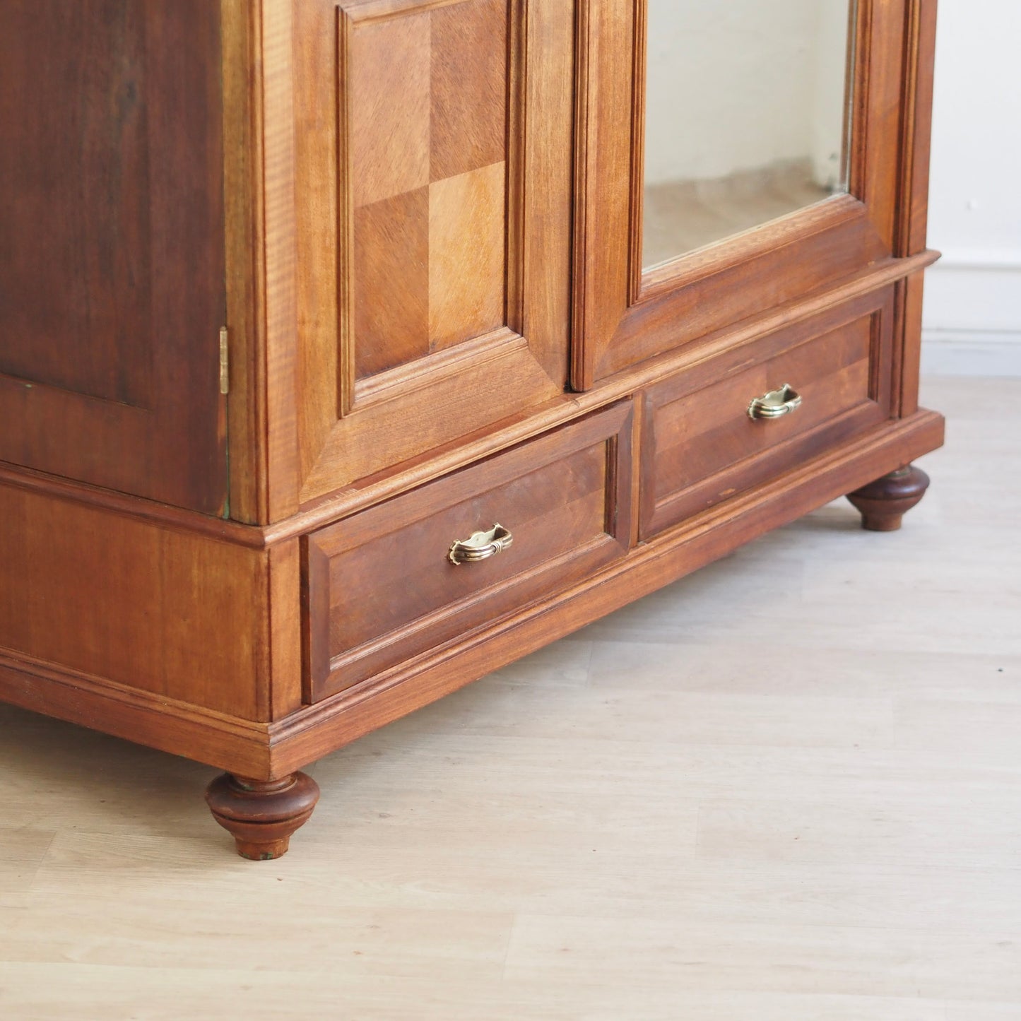 EPOCHE 1900 - Antiker Garderoben- Kleiderschrank mit Spiegel, Mahagoni