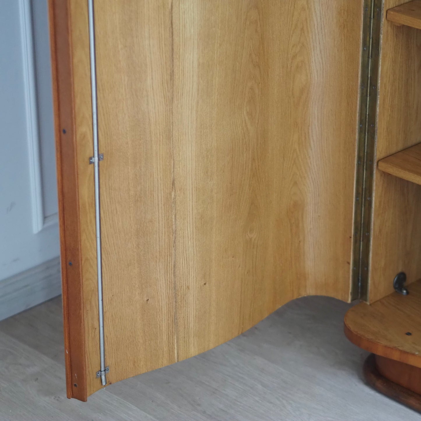 EPOCHE 1950 - Großer Mid Century Kleiderschrank 3-türig sanft geschwungen