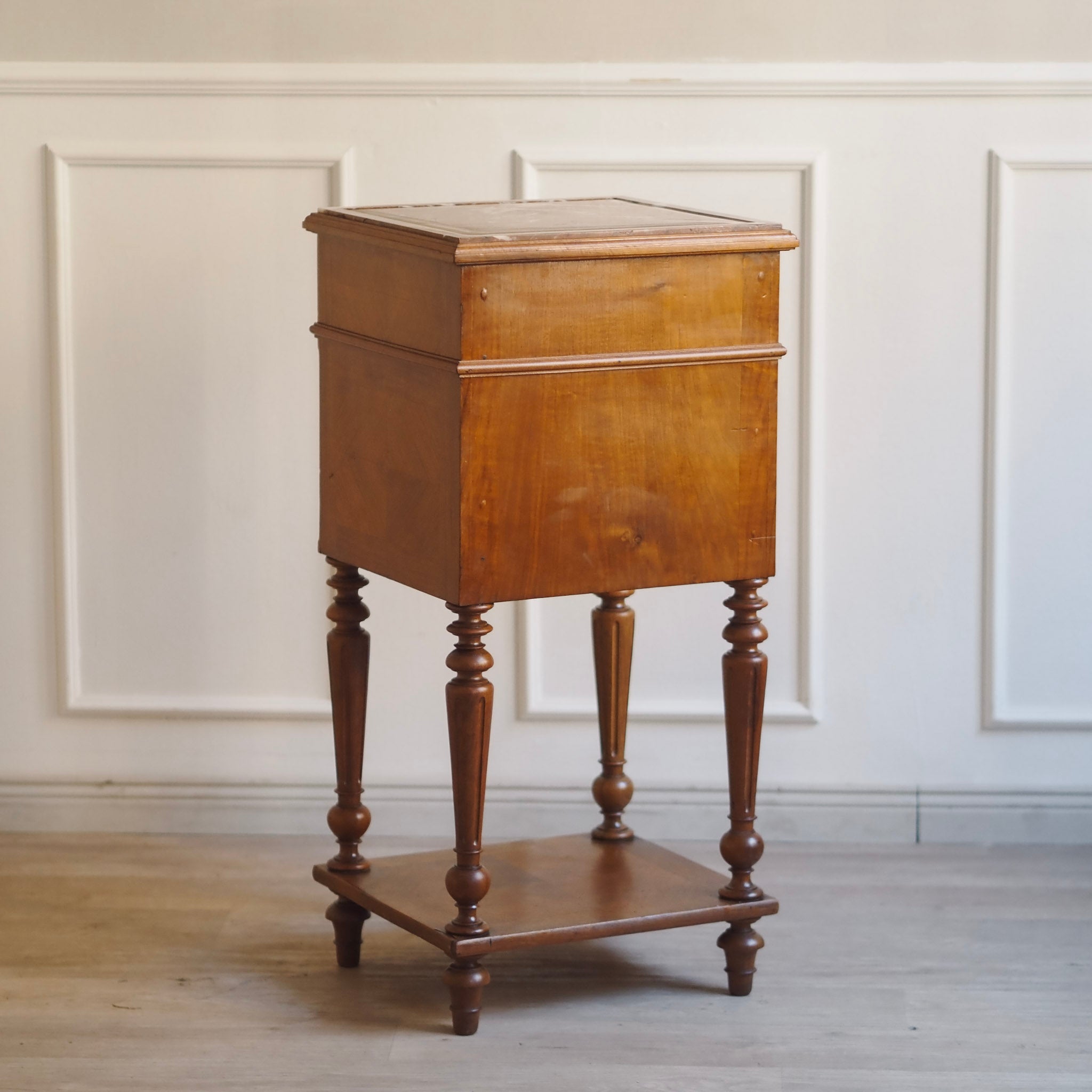 EPOCHE 1890 - Antiker Nachtschrank mit Marmorplatte und Marmorauskleidung - Gründerzeit