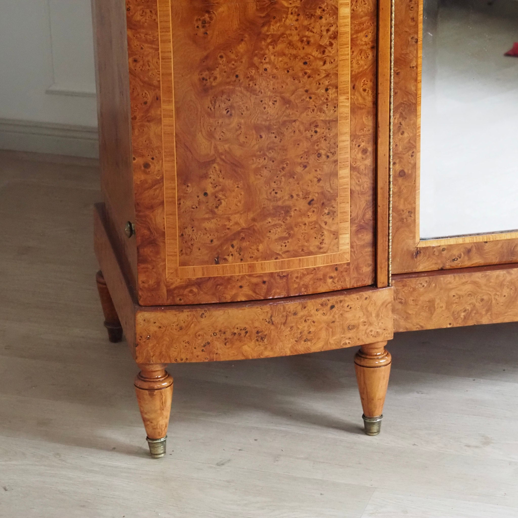 Französischer Kleiderschrank mit Wurzelholz und Intarsien - Großer Spiegel, um 1880–1900