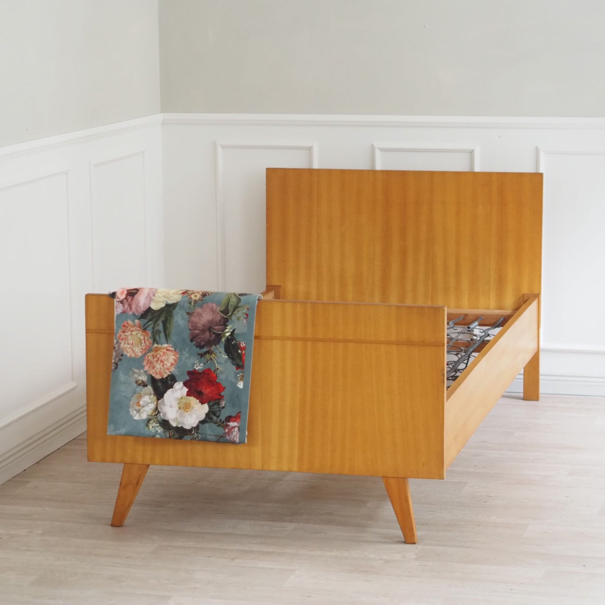 Stilvolles Mid-Century Holz Bett mit Federkern-Lattenrost, um 1950