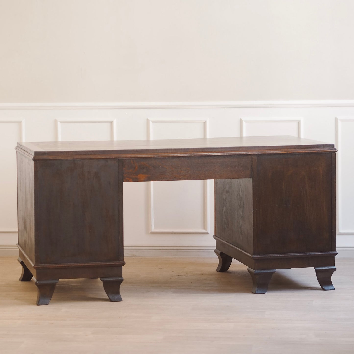 EPOCHE 1920 - Großer Art-Déco-Schreibtisch mit Nussbaumwurzel-Furnier