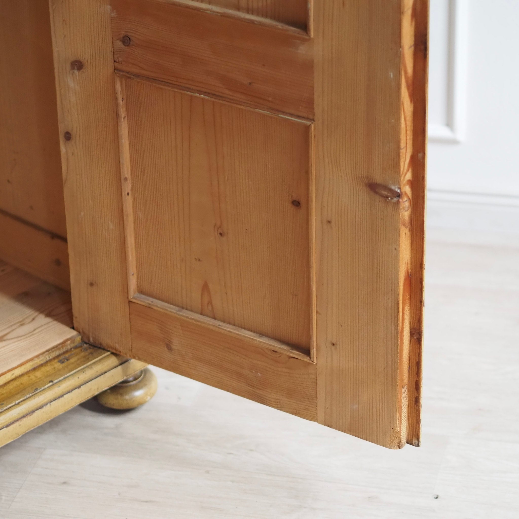 EPOCHE 1900 - Zweitüriger Kleider- Garderobenschrank mit Bierlasur um 1900