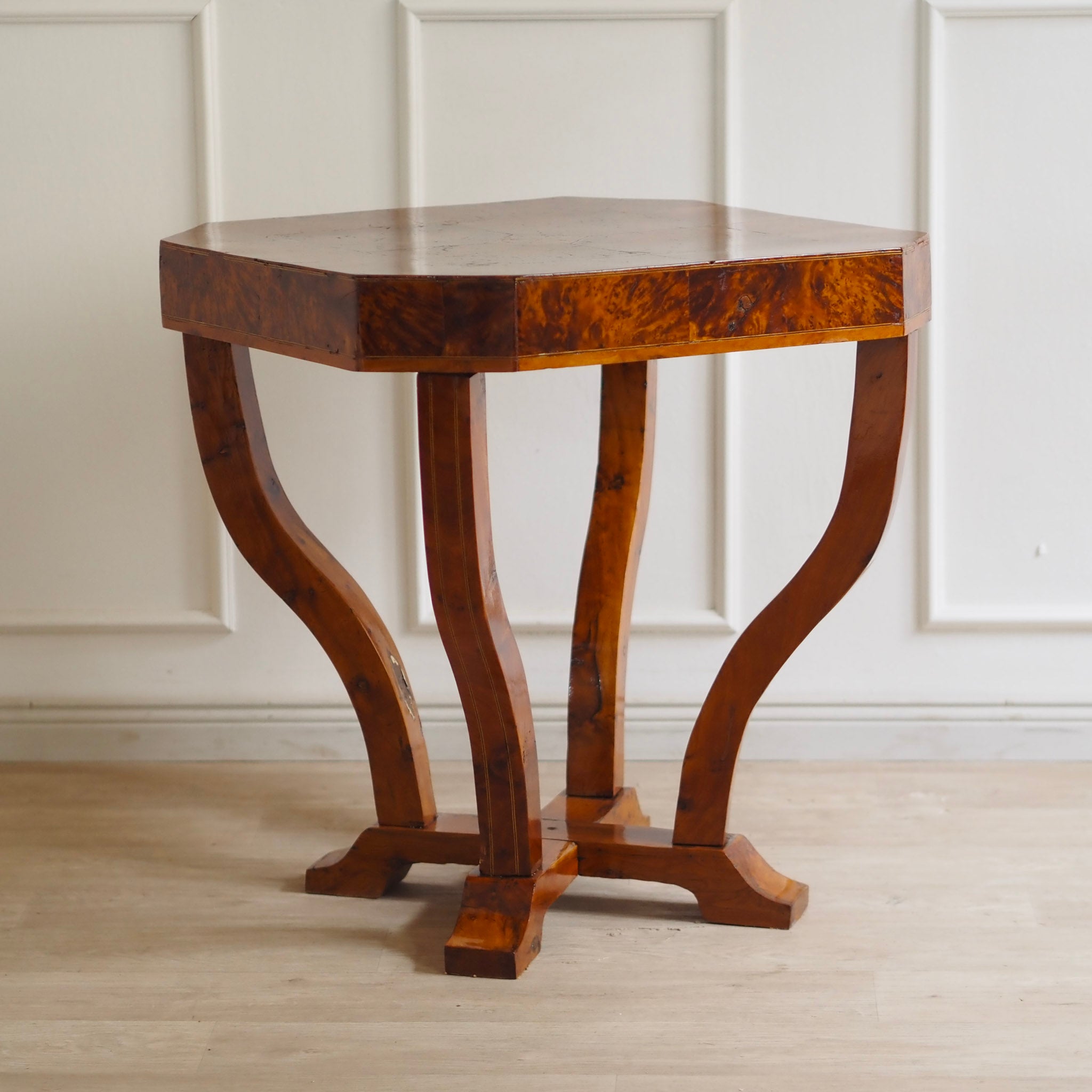 EPOCHE 1920 - Art Déco Beistelltisch mit Sternintarsie aus Frankreich