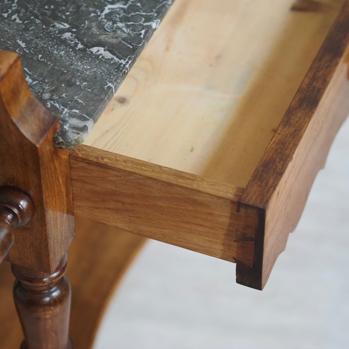 EPOCHE 1890 - Französischer Marmor-Waschtisch, Konsolentisch Louis Philippe Stil