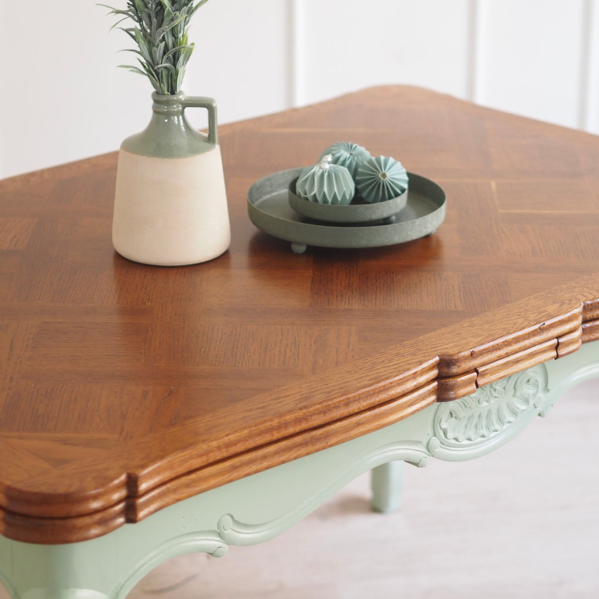 EPOCHE 1920 - Französischer Landhaus Esstisch in mintgrün mit heller Intarsienplatte