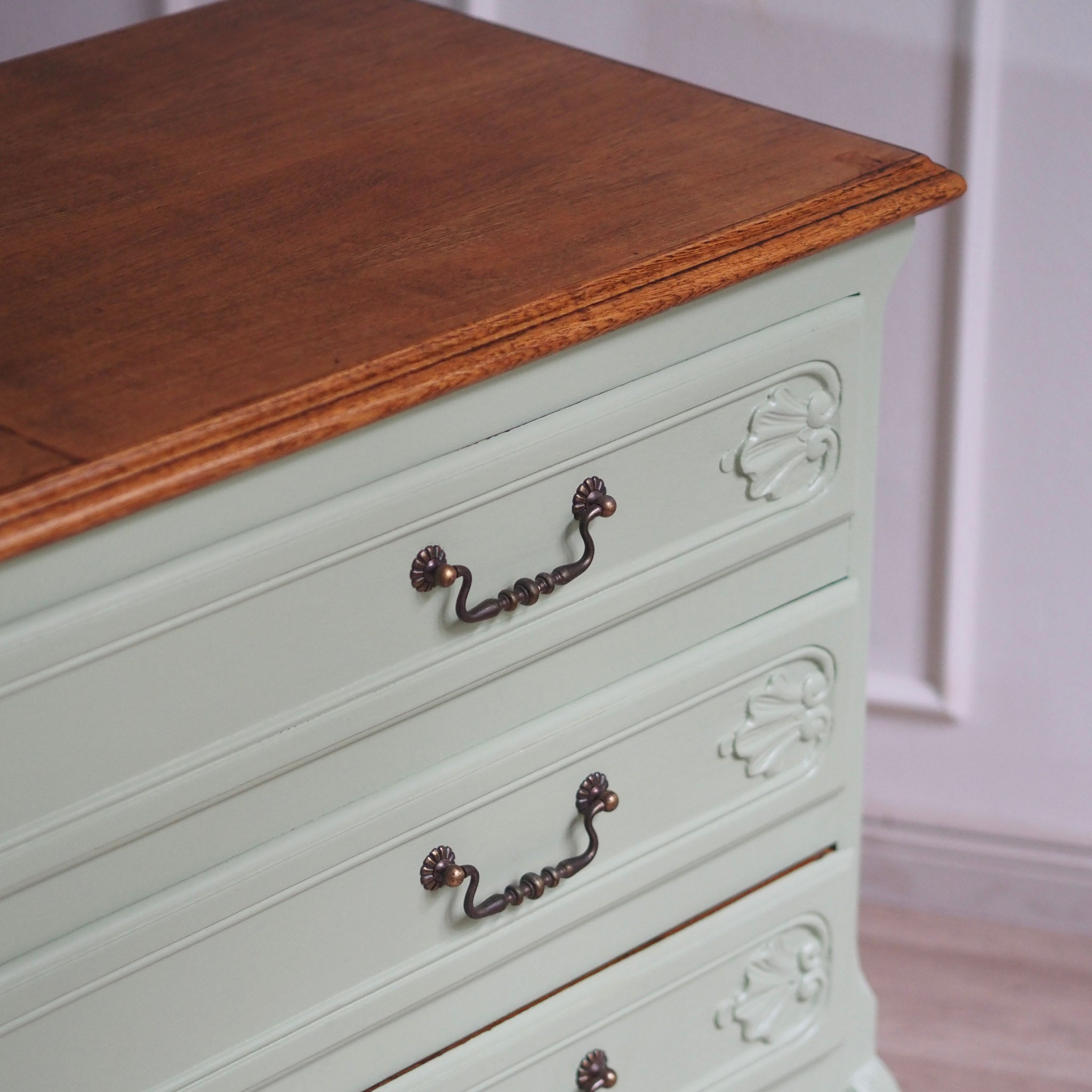 EPOCHE 1920 - Französische Landhaus Kommode patiniert in mintgrün - Louis XV Stil