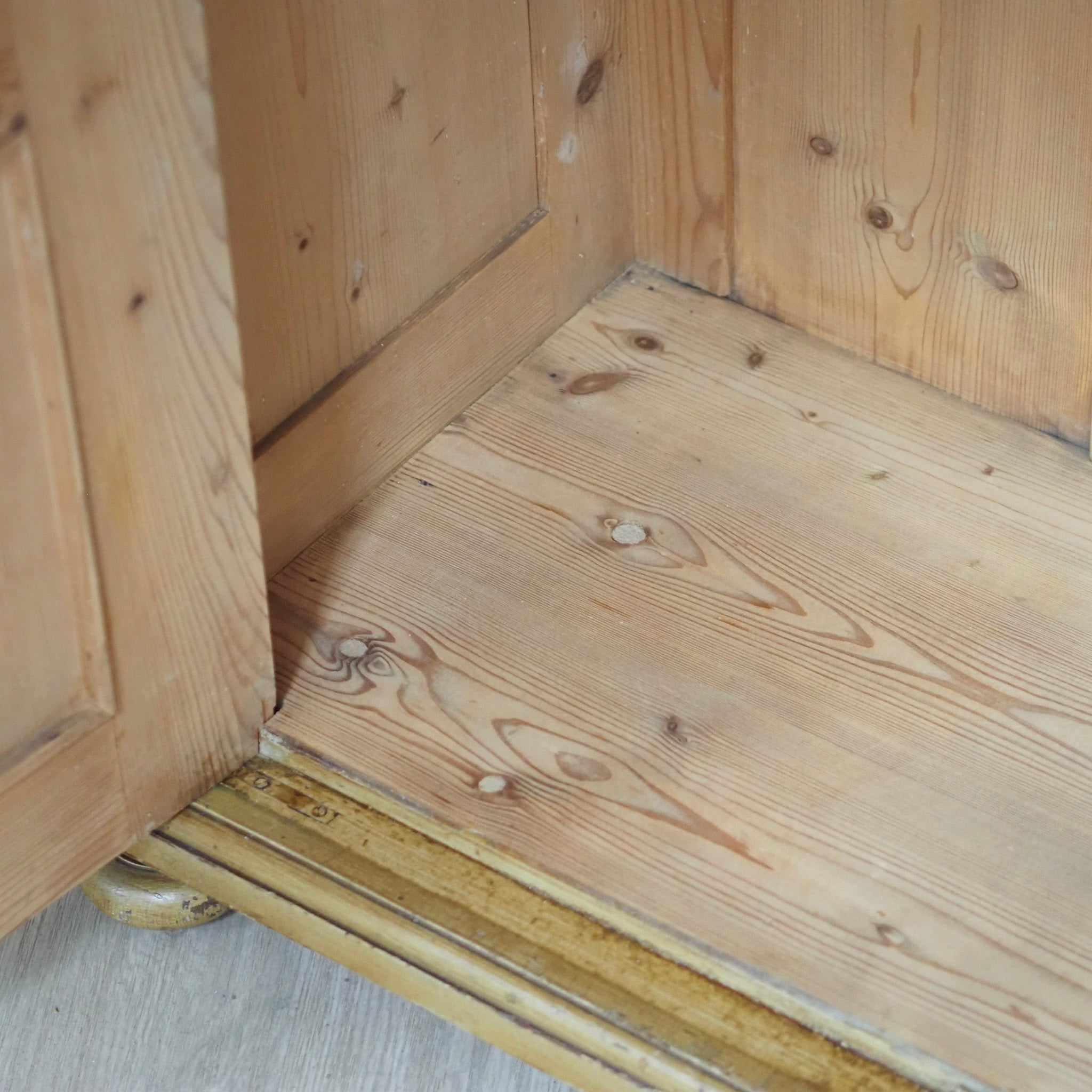 EPOCHE 1900 - Zweitüriger Kleider- Garderobenschrank mit Bierlasur um 1900