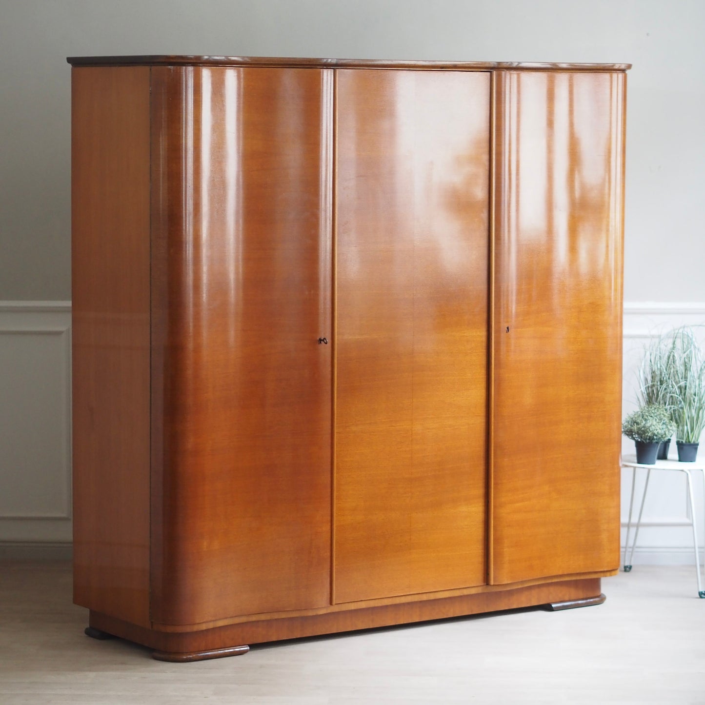 EPOCHE 1950 - Großer Mid Century Kleiderschrank 3-türig sanft geschwungen