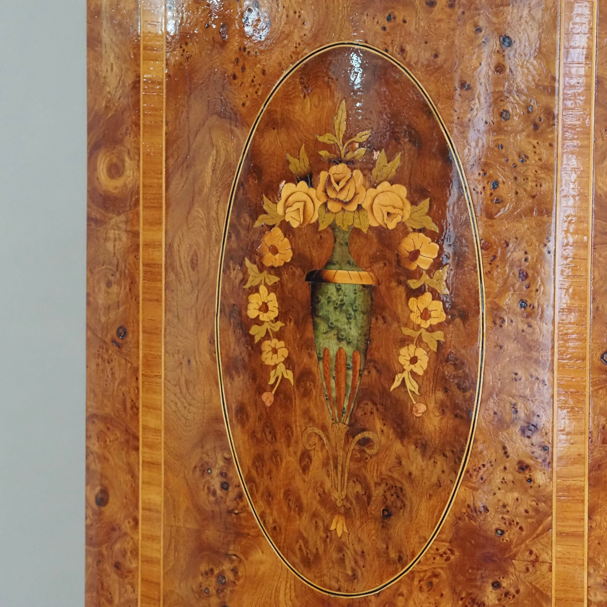 Französischer Kleiderschrank mit Wurzelholz und Intarsien - Großer Spiegel, um 1880–1900