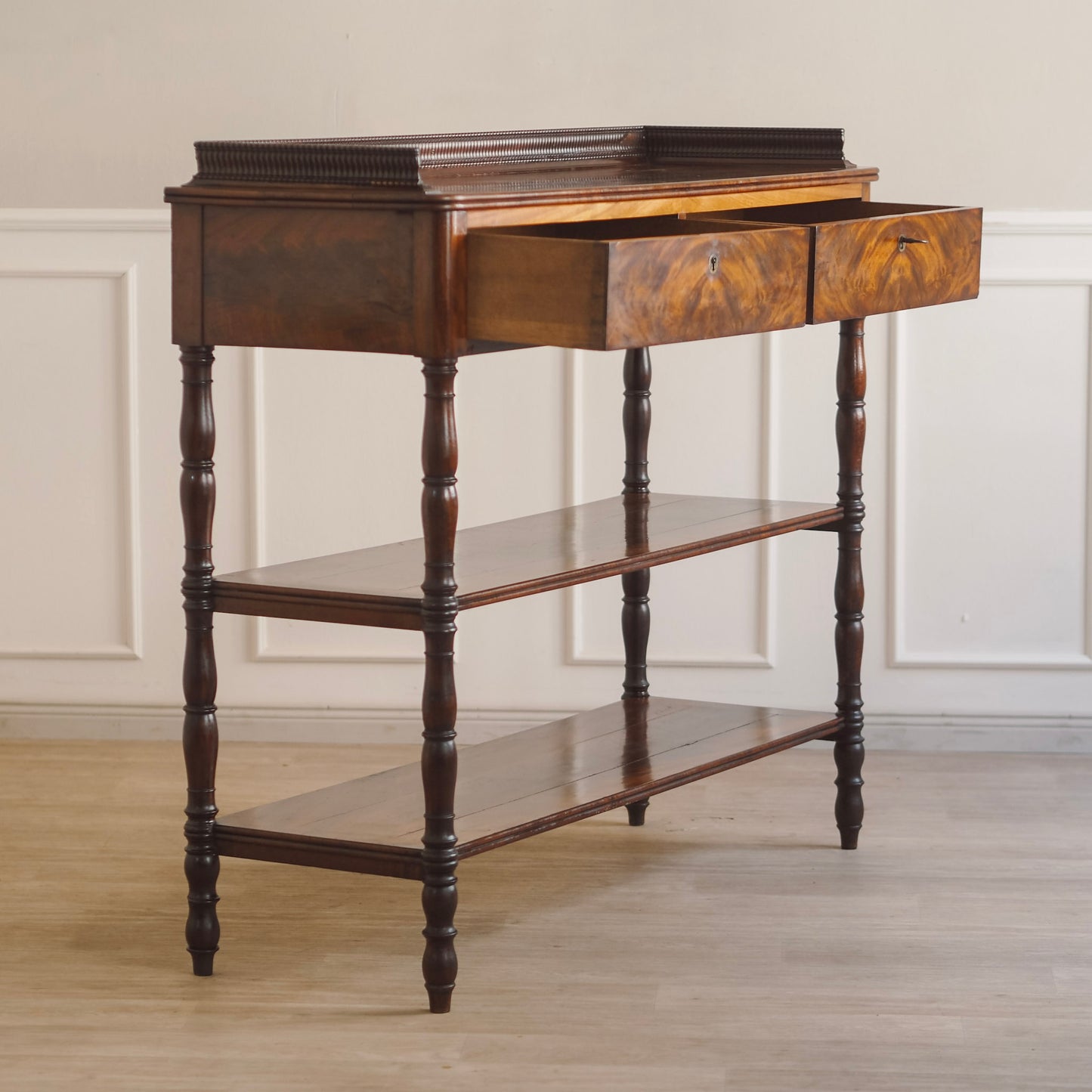 EPOCHE 1890 - Französicher Mahagoni Konsolentisch Etagere