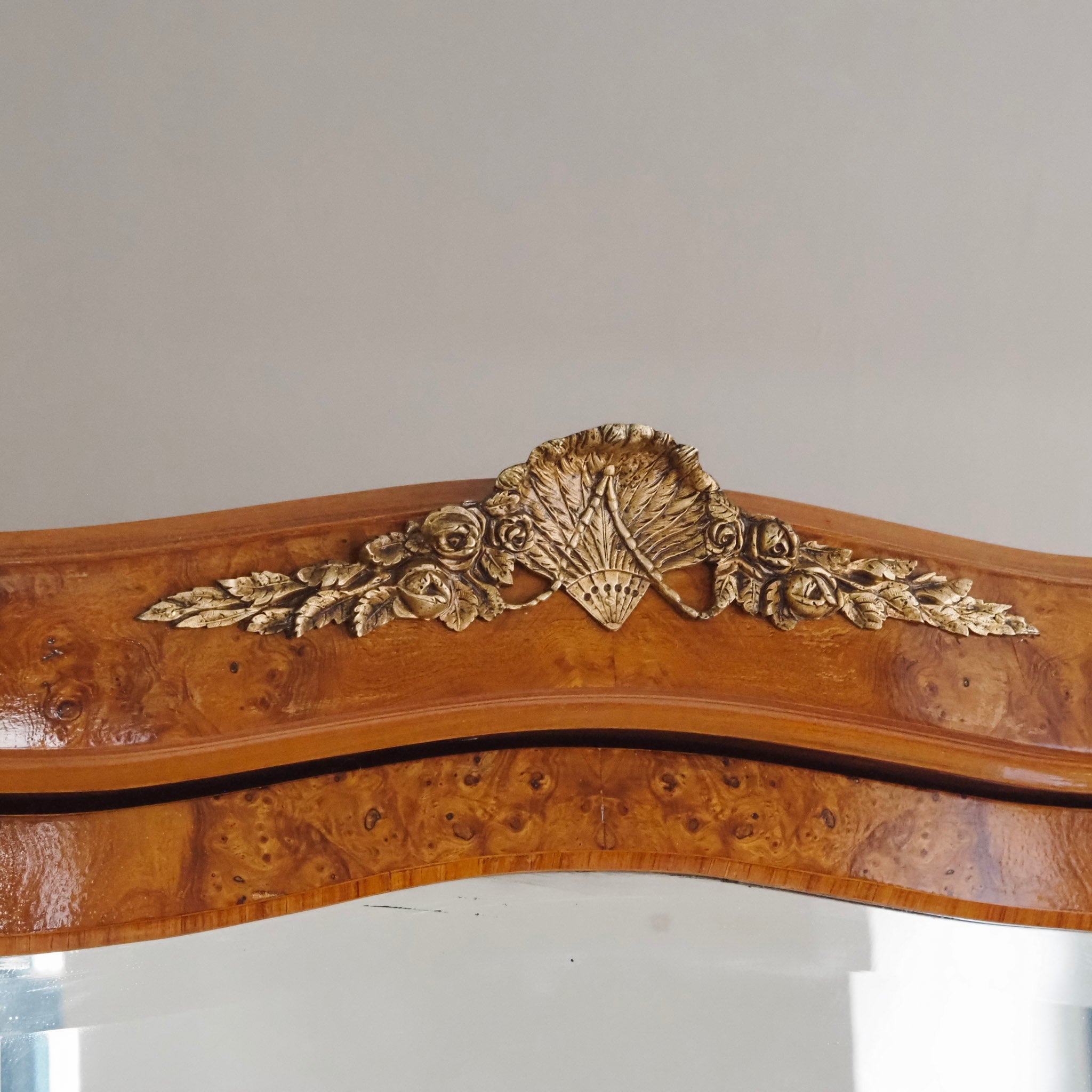 Französischer Kleiderschrank mit Wurzelholz und Intarsien - Großer Spiegel, um 1880–1900