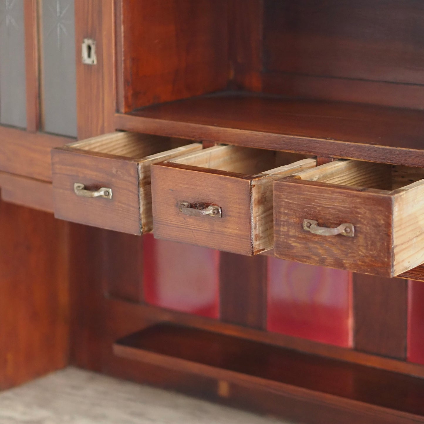 EPOCHE 1930 - Vintage Kommode / Küchenbuffet mit Glasdetails