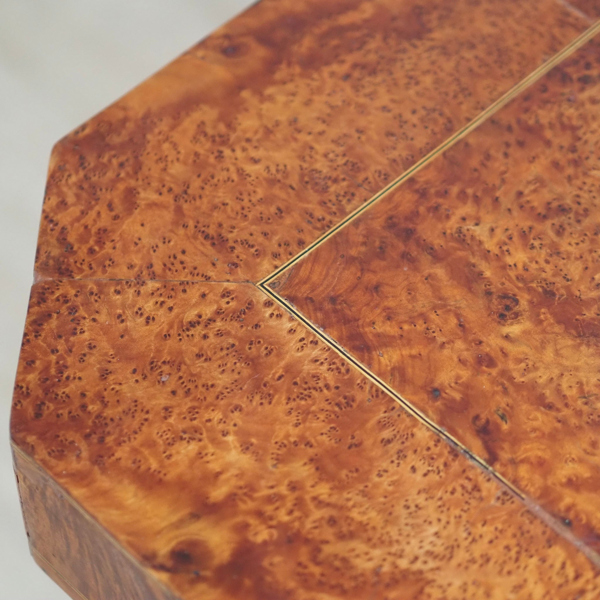 EPOCHE 1920 - Art Déco Beistelltisch mit Sternintarsie aus Frankreich