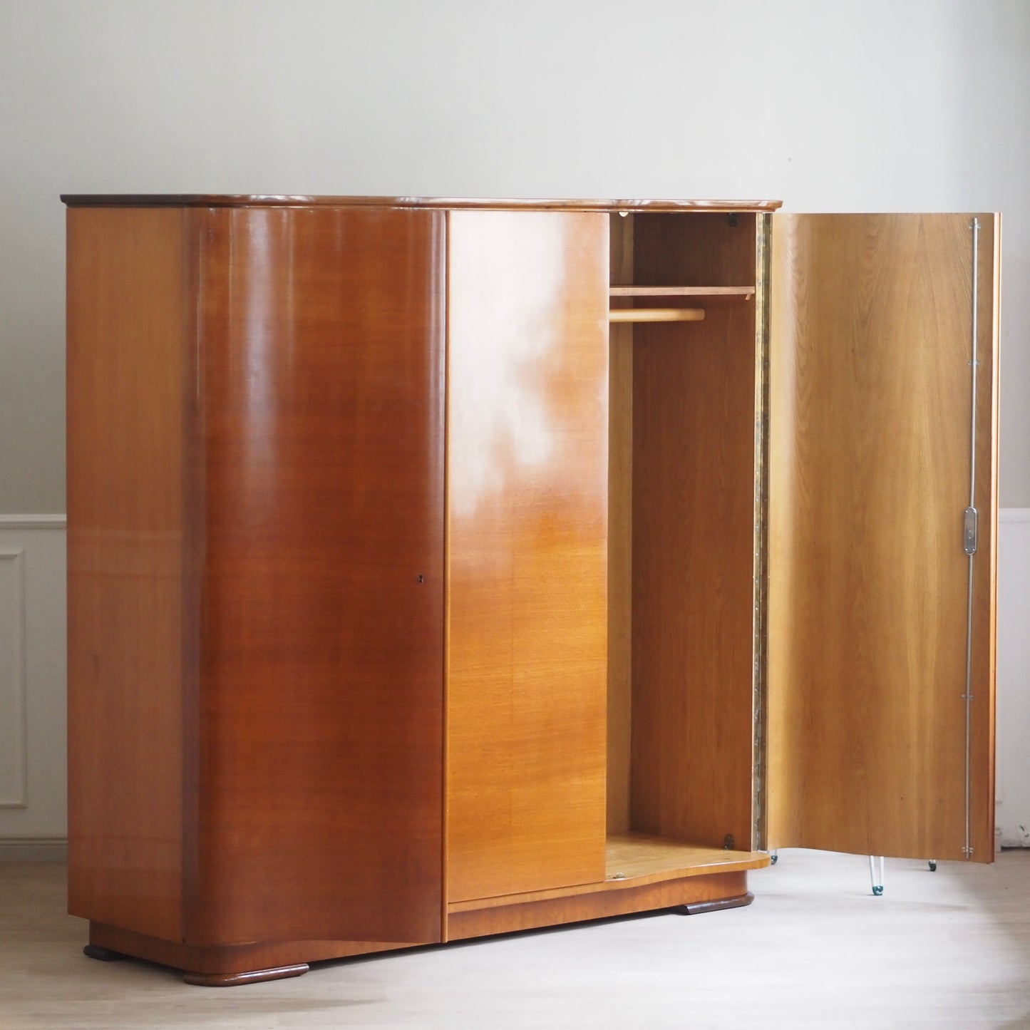 EPOCHE 1950 - Großer Mid Century Kleiderschrank 3-türig sanft geschwungen