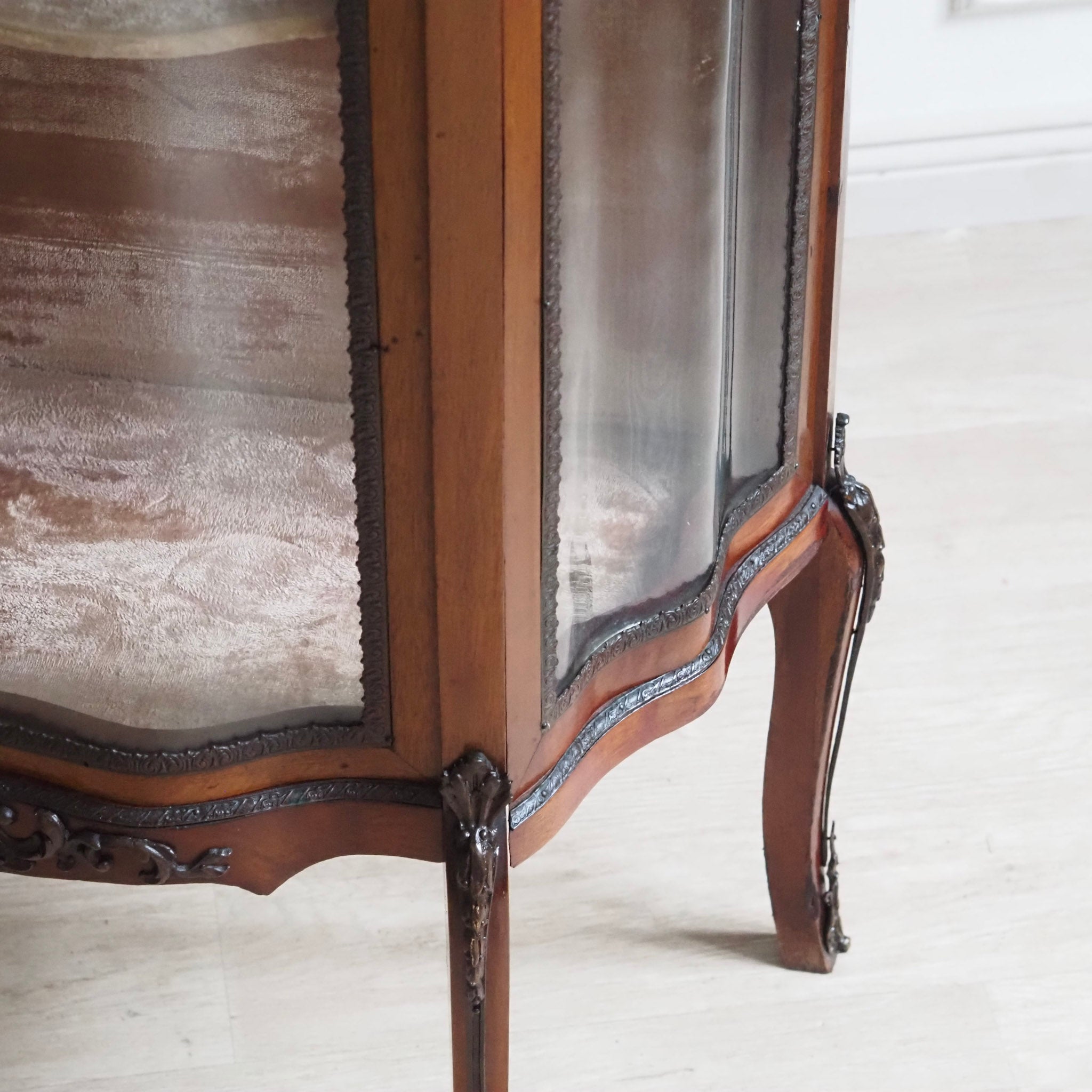 Hohe schmale Vitrine Louis-XV-Stil mit Marmorplatte um 1900 - Frankreich