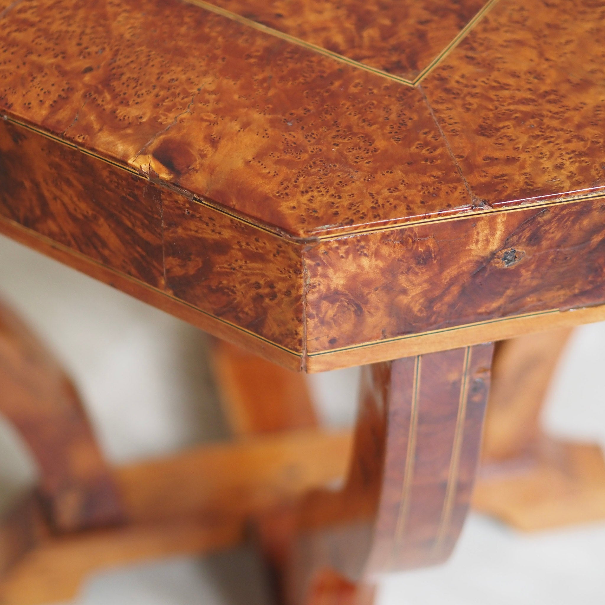 EPOCHE 1920 - Art Déco Beistelltisch mit Sternintarsie aus Frankreich