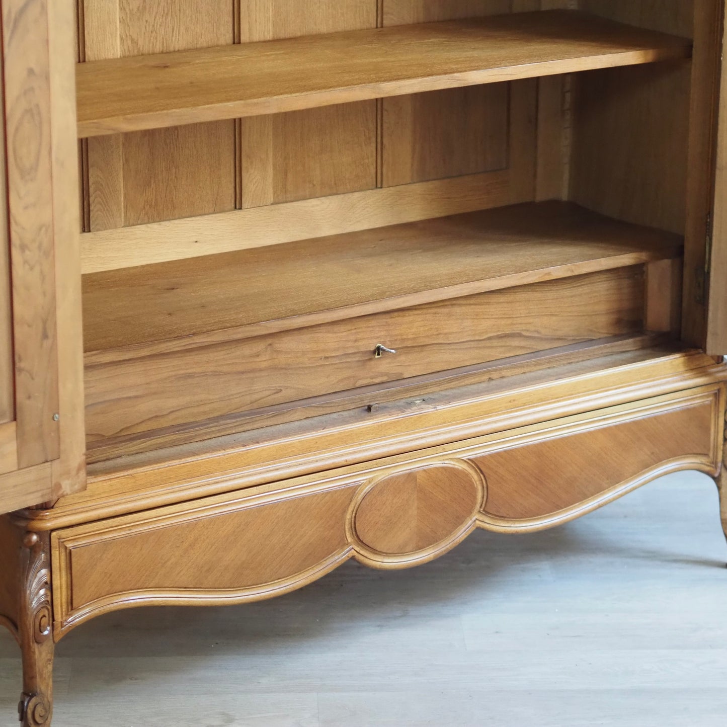 EPOCHE 1890 - Antiker französischer Spiegelschrank im Louis XV Stil