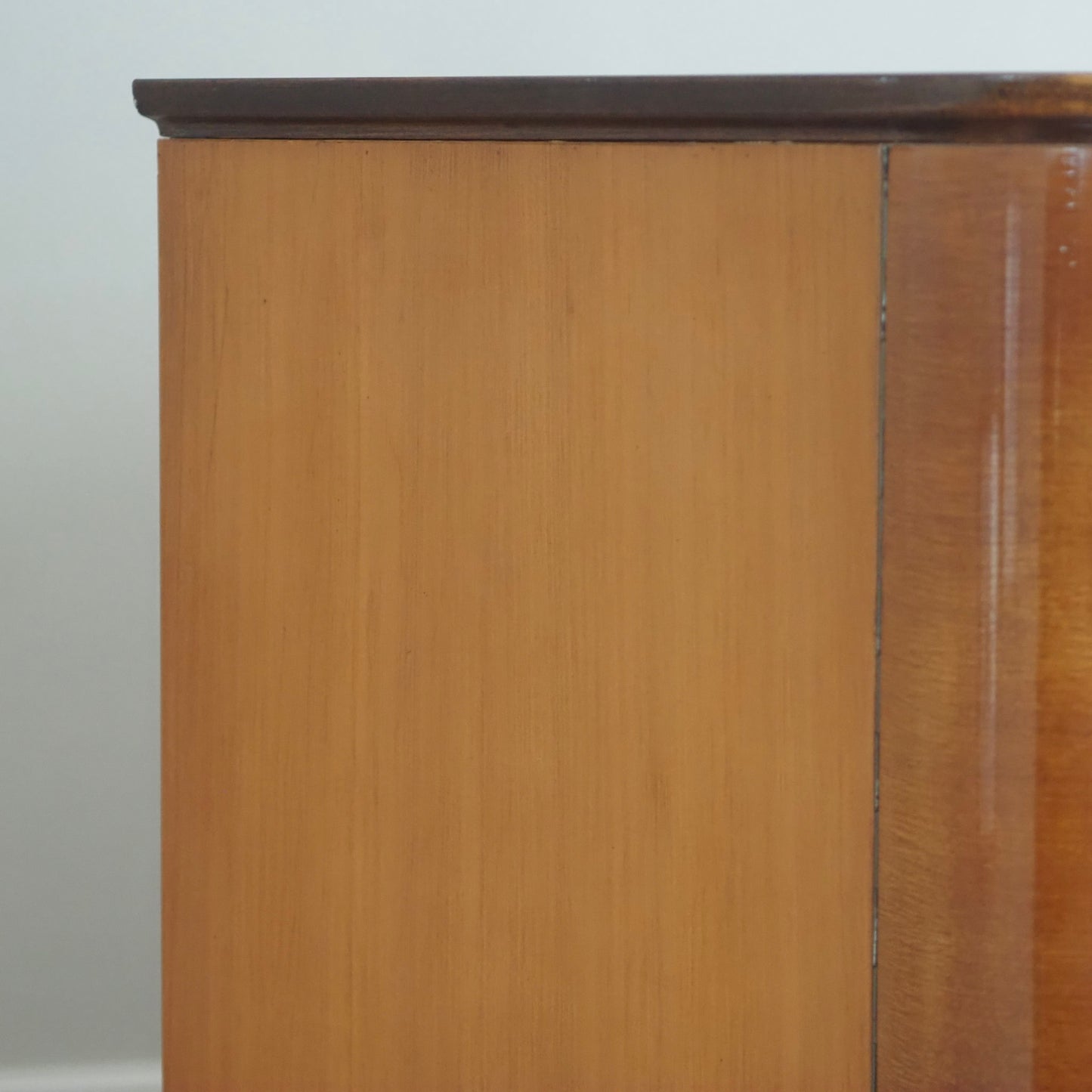 EPOCHE 1950 - Großer Mid Century Kleiderschrank 3-türig sanft geschwungen