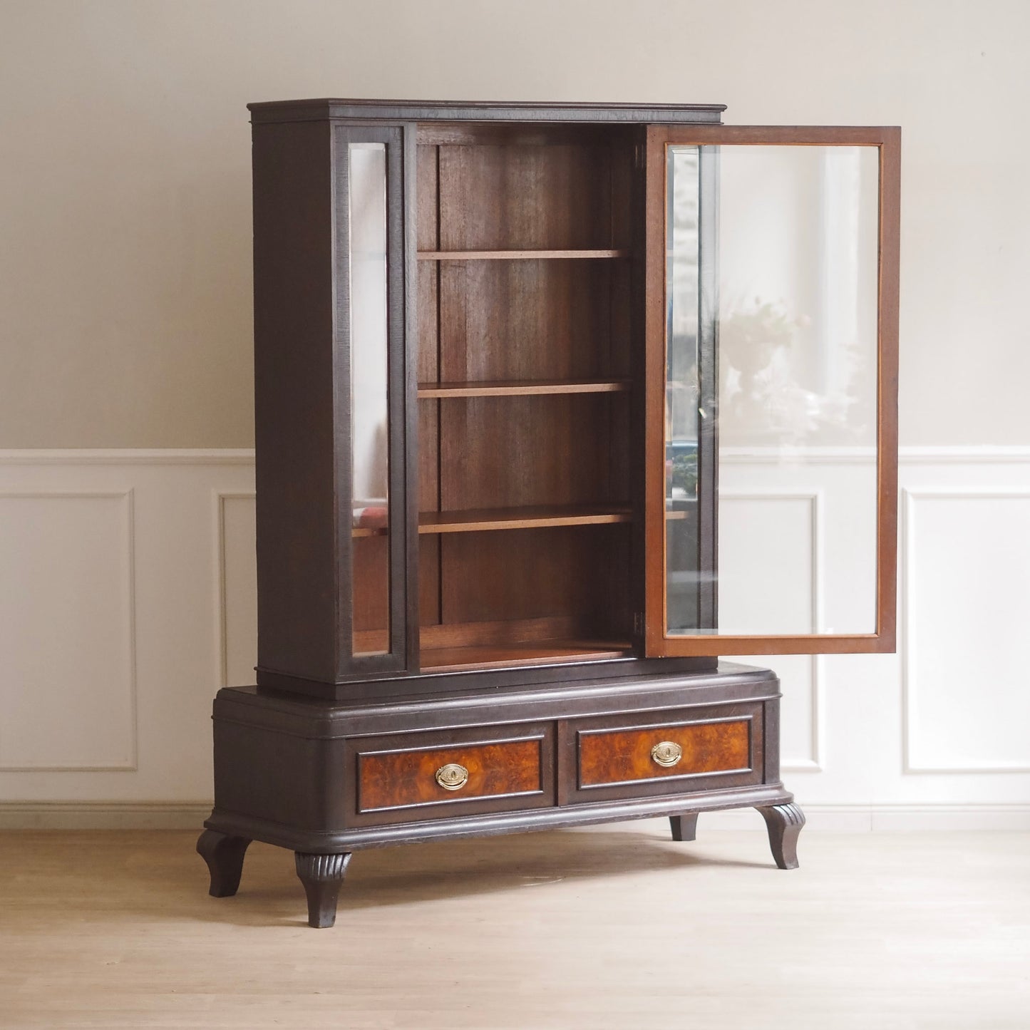 EPOCHE 1930 - Antike Vitrine mit Intarsien und geschliffenem Glas
