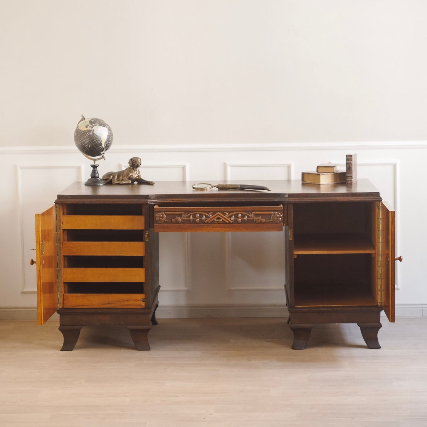 EPOCHE 1920 - Großer Art-Déco-Schreibtisch mit Nussbaumwurzel-Furnier