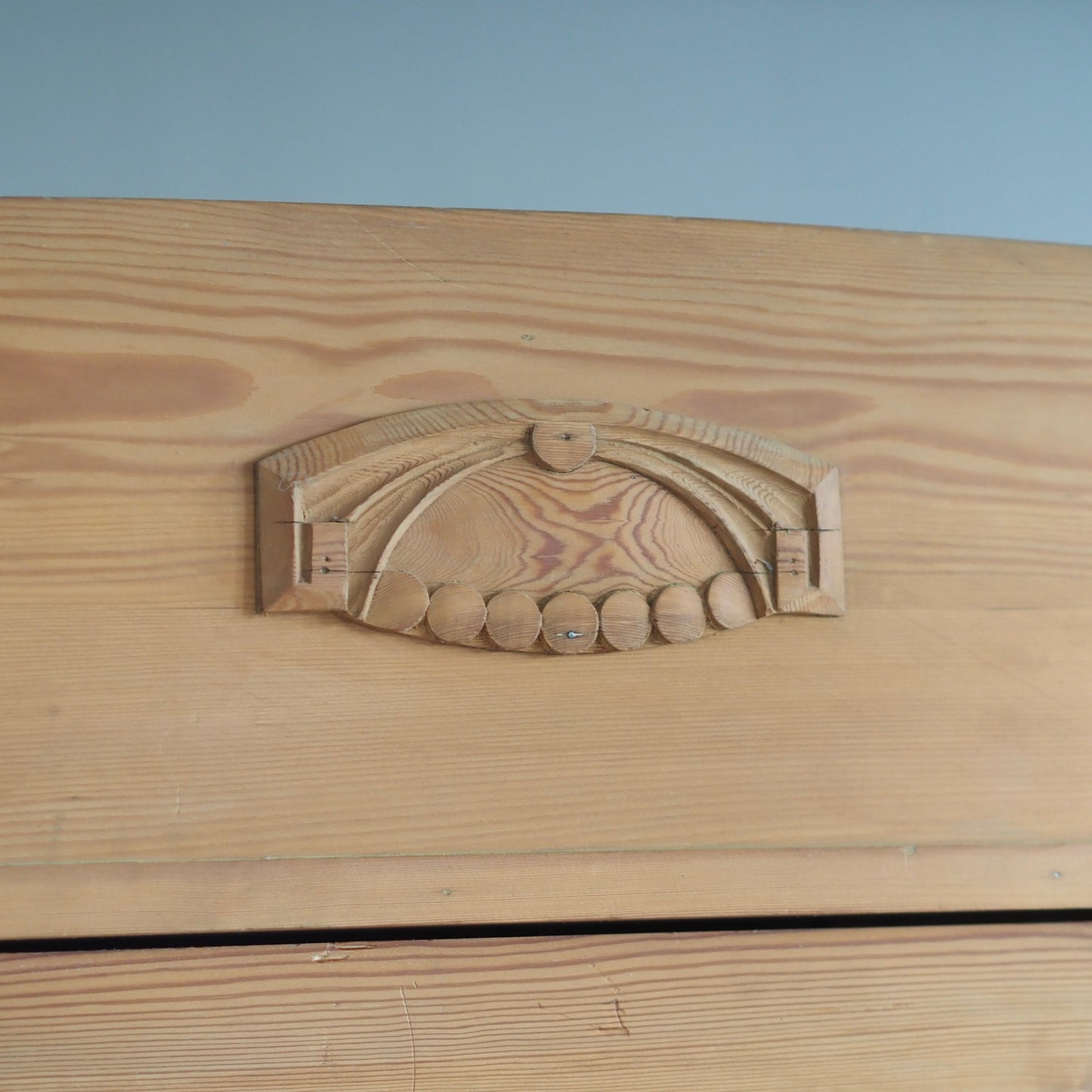 EPOCHE 1910 - Kleiderschrank Jugendstil Weichholz 3-türig mit Spiegel & Sprossenfenster