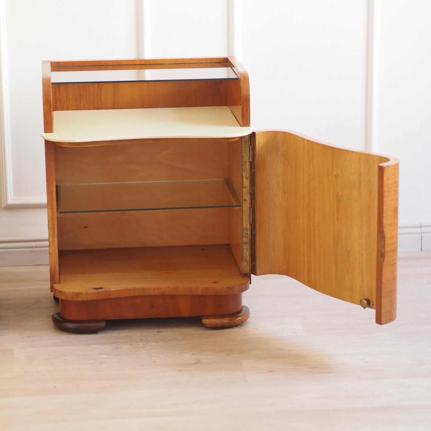 EPOCHE 1930 - Grifflose Art-Déco Nachttische mit Glasablage – Set