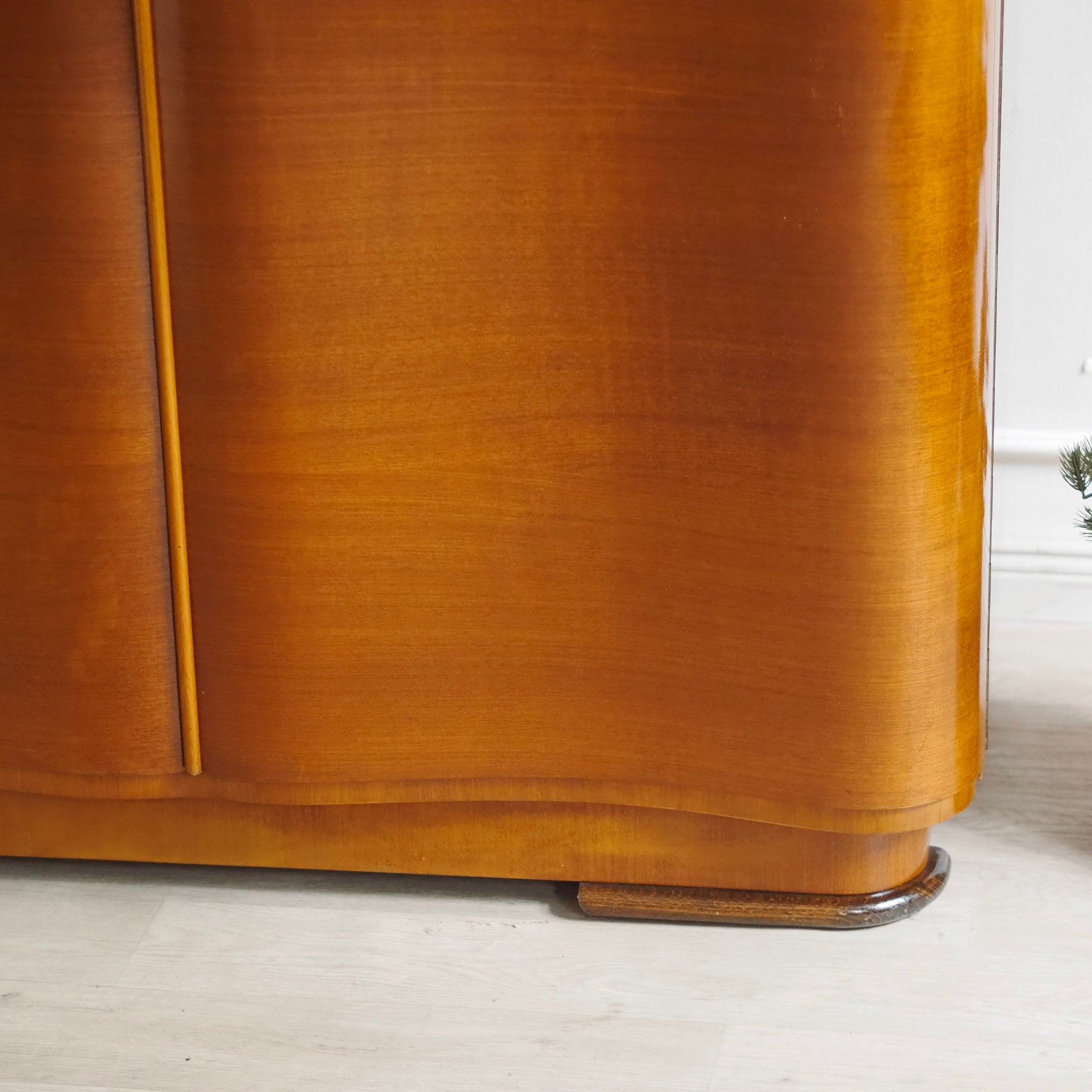 EPOCHE 1950 - Mid Century Kleiderschrank 2-türig sanft geschwungen