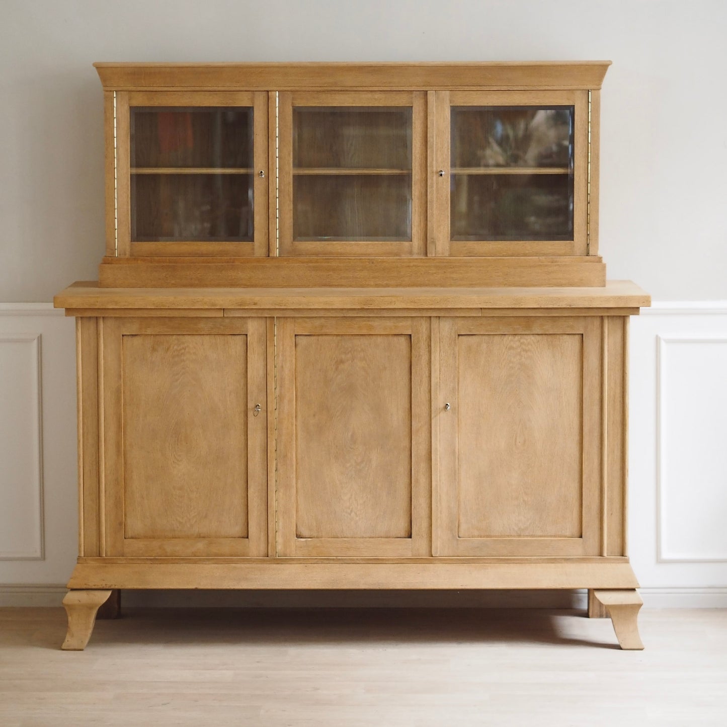 EPOCHE 1930 - Große Landhaus Anrichte / Buffet / Vitrinenschrank aus heller Eiche