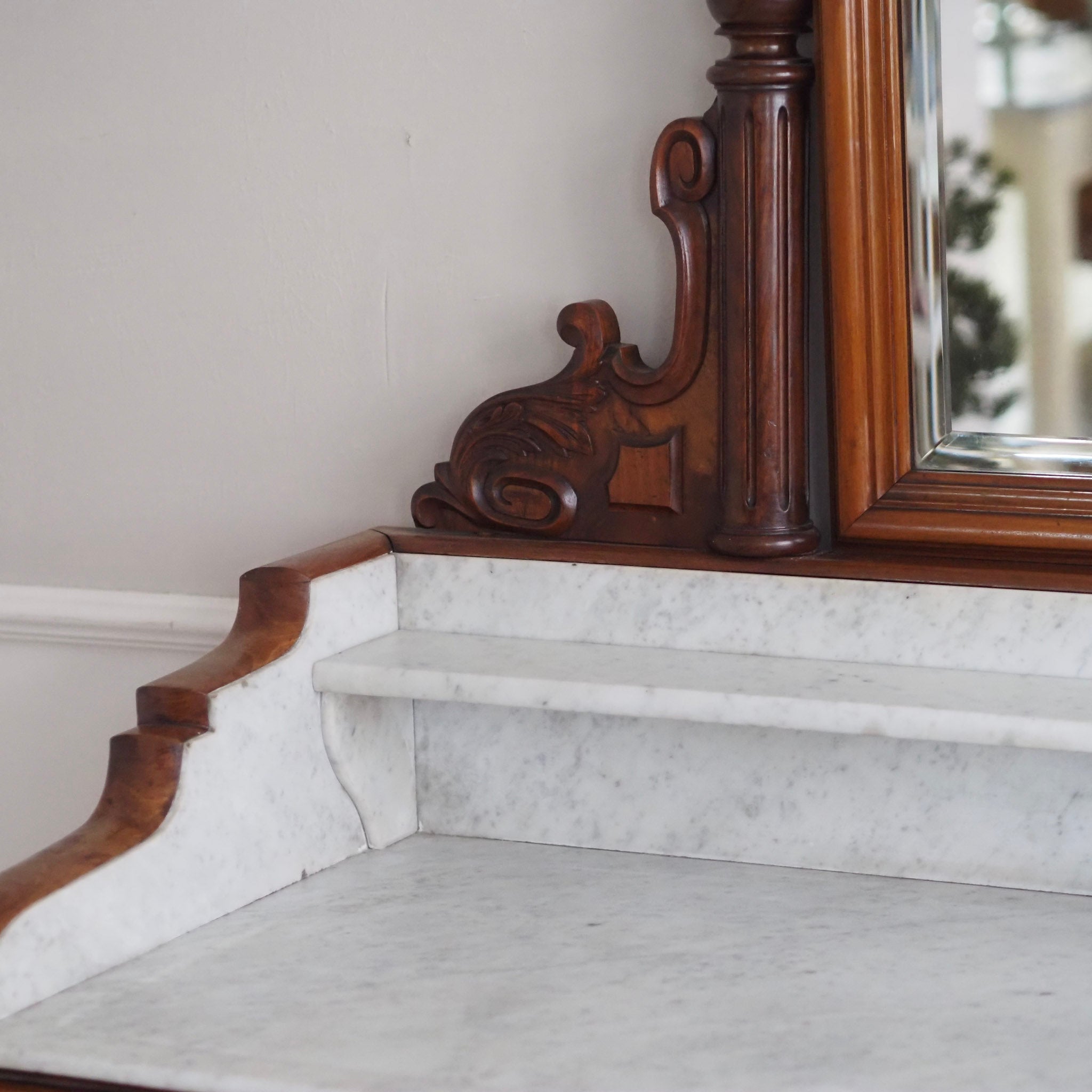 EPOCHE 1880 - Antike Spiegelkommode mit weißem Marmor aus der Gründerzeit