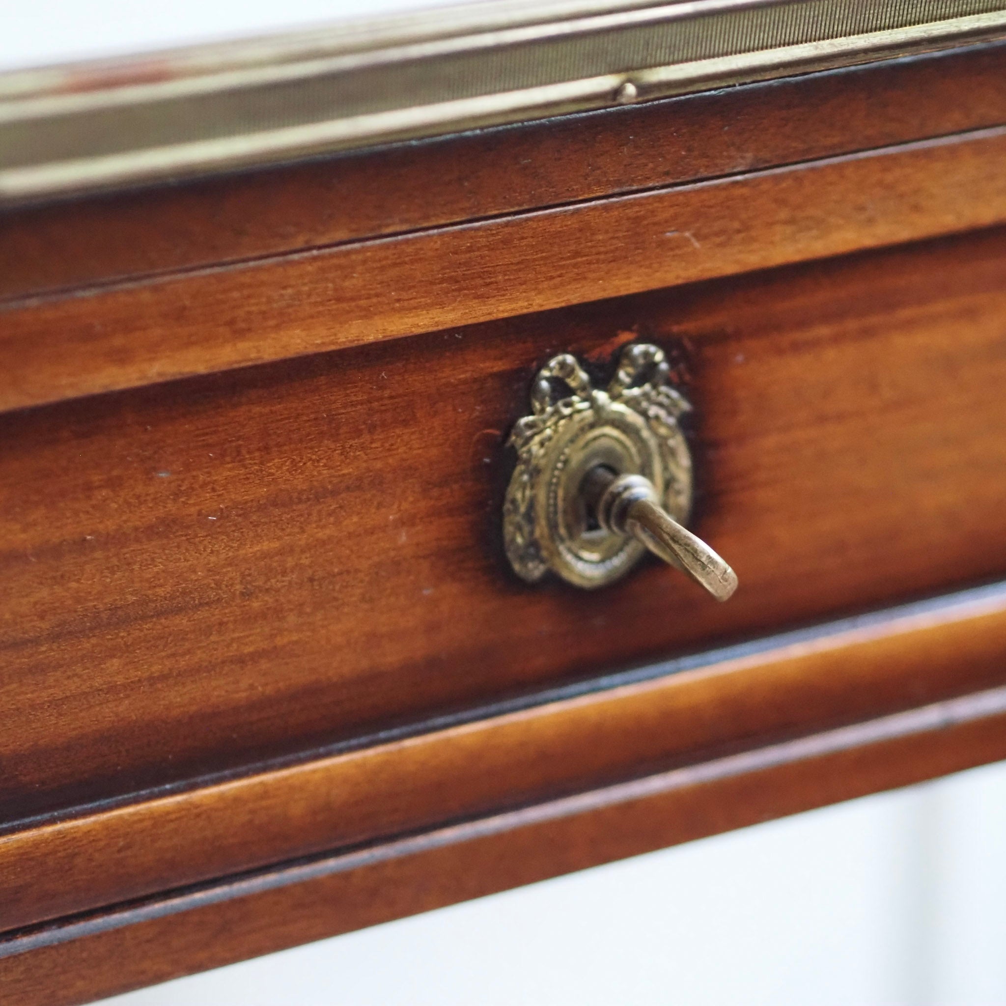 EPOCHE 1890 - Französischer Mahagoni Konsolentisch mit Marmor - Louis XVI Stil