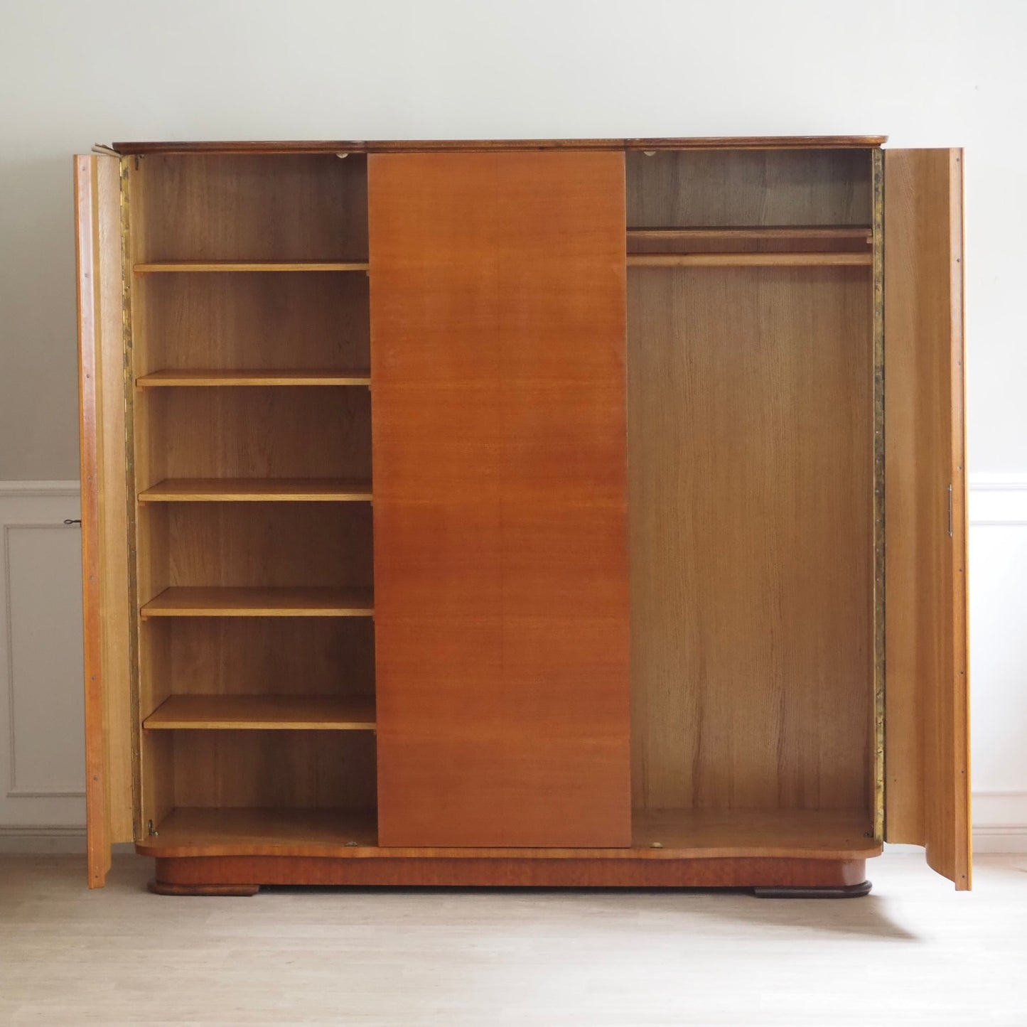 EPOCHE 1950 - Großer Mid Century Kleiderschrank 3-türig sanft geschwungen