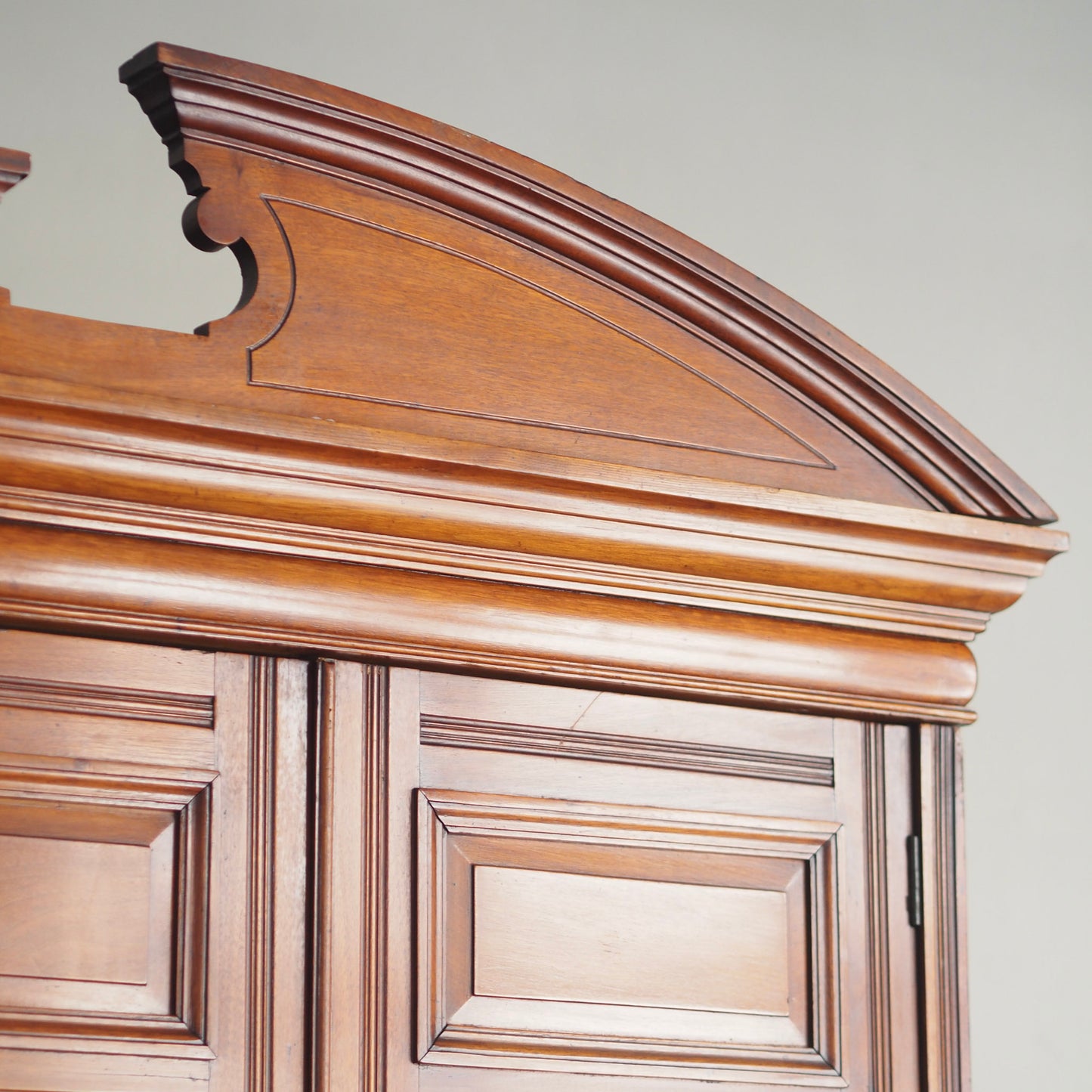 EPOCHE 1890 - Englischer Kleiderschrank mit Spiegel - Gründerzeit