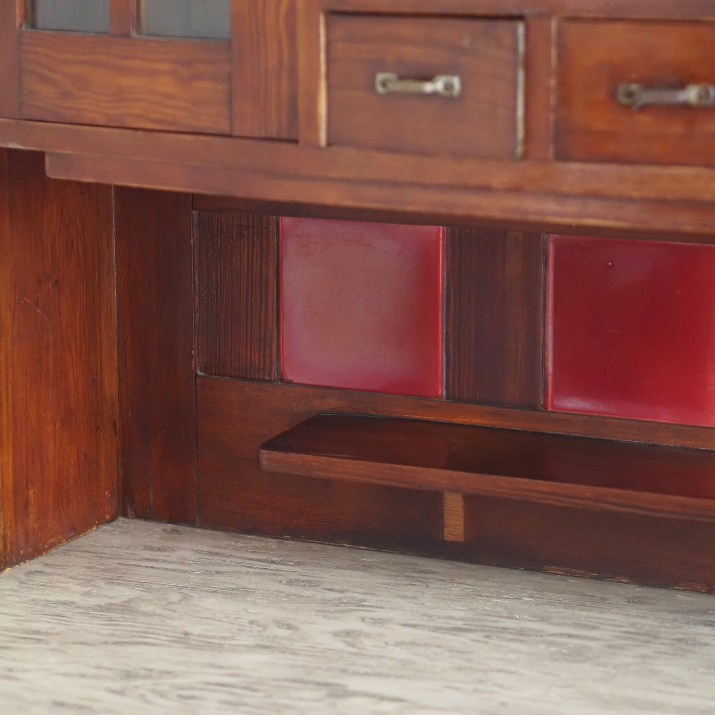 EPOCHE 1930 - Vintage Kommode / Küchenbuffet mit Glasdetails