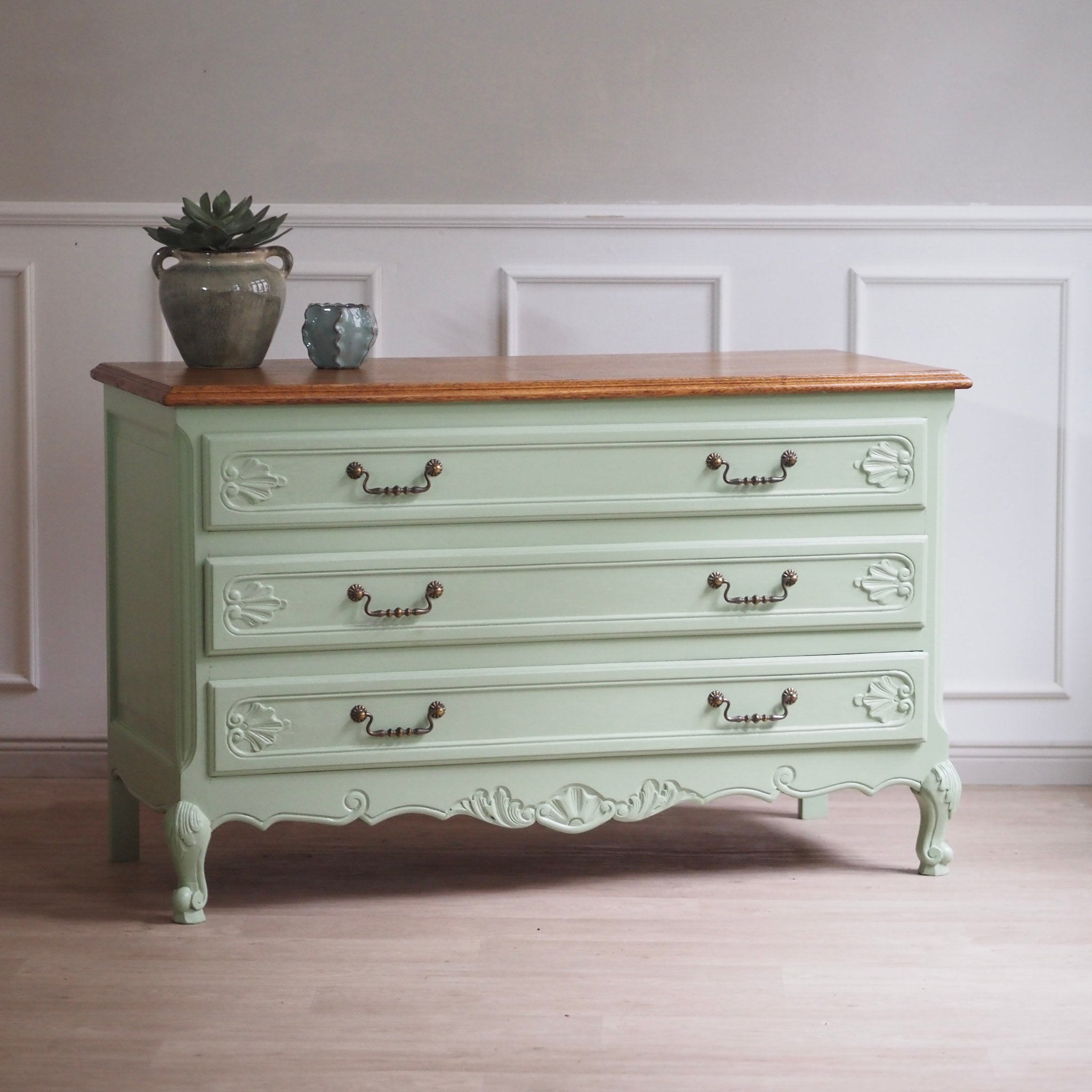 EPOCHE 1920 - Französische Landhaus Kommode patiniert in mintgrün - Louis XV Stil