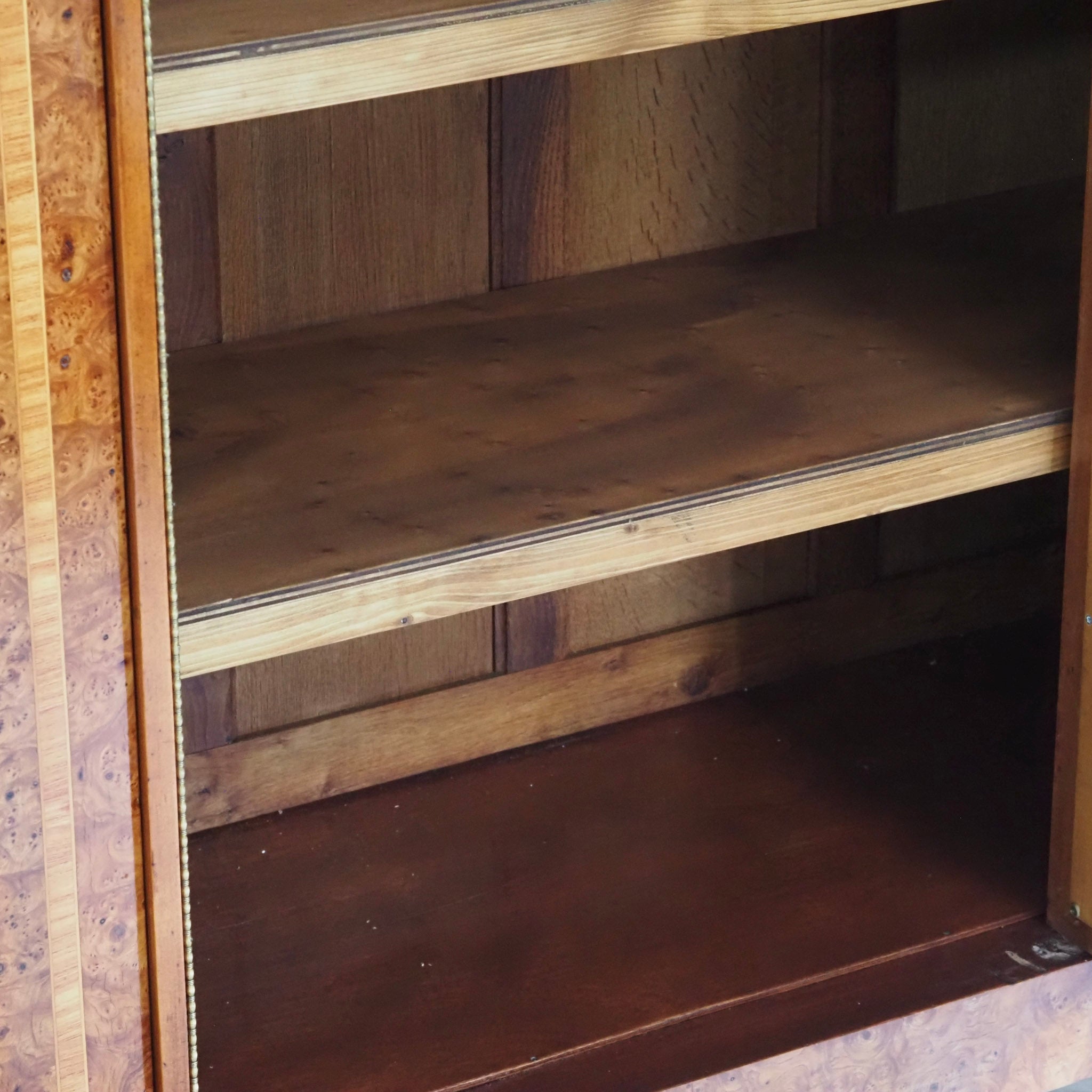 Französischer Kleiderschrank mit Wurzelholz und Intarsien - Großer Spiegel, um 1880–1900