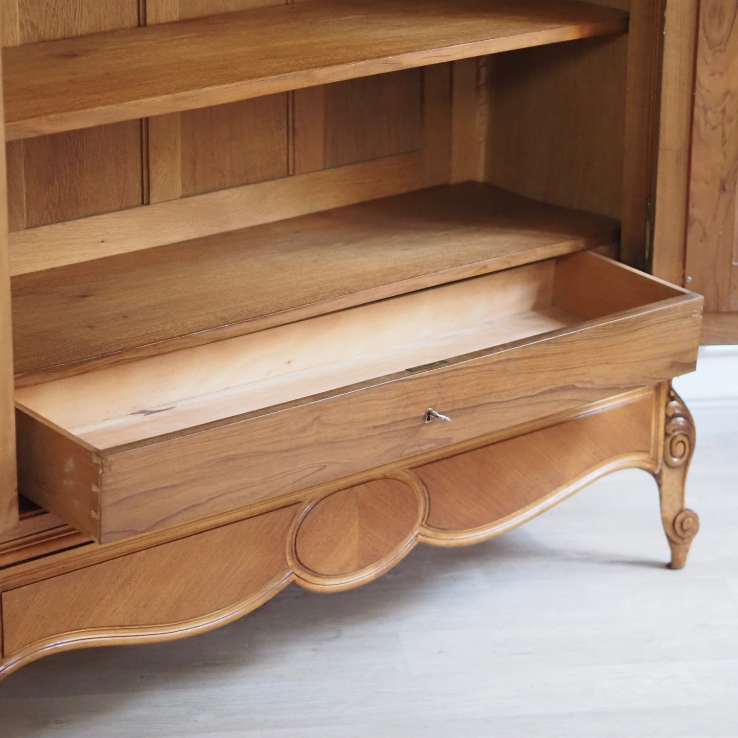 EPOCHE 1890 - Antiker französischer Spiegelschrank im Louis XV Stil